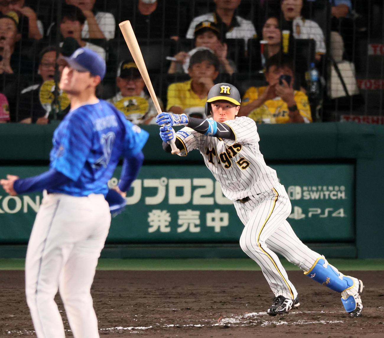 阪神対DeNA 7回裏阪神2死一、三塁、近本は右適時打を放つ。投手坂本（撮影・加藤哉）