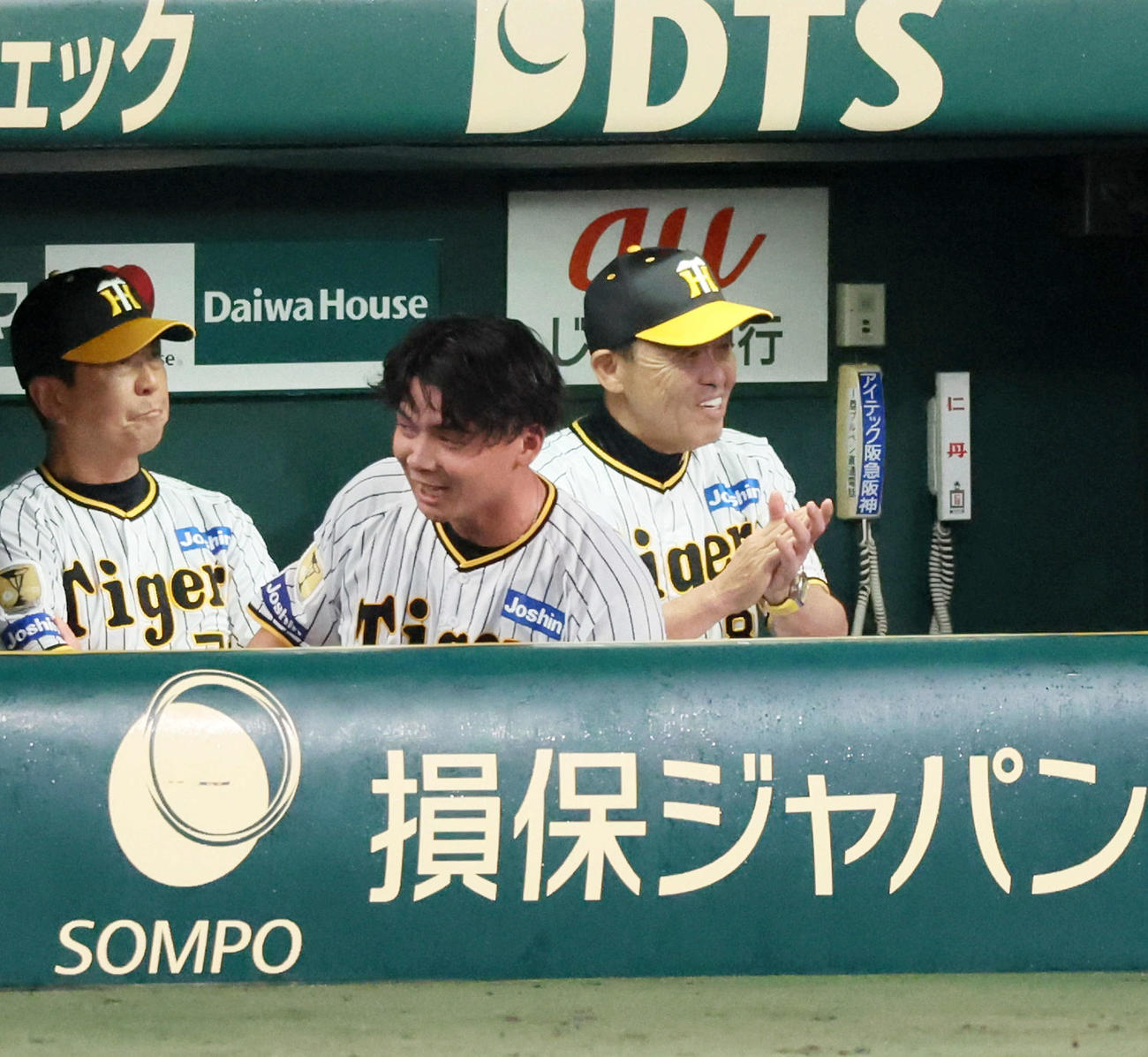 阪神対DeNA 4回裏阪神1死一、三塁、三走井上の本塁判定で三浦監督がリクエストし、結果はセーフとりベンチで笑顔を見せる岡田監督（撮影・加藤哉）