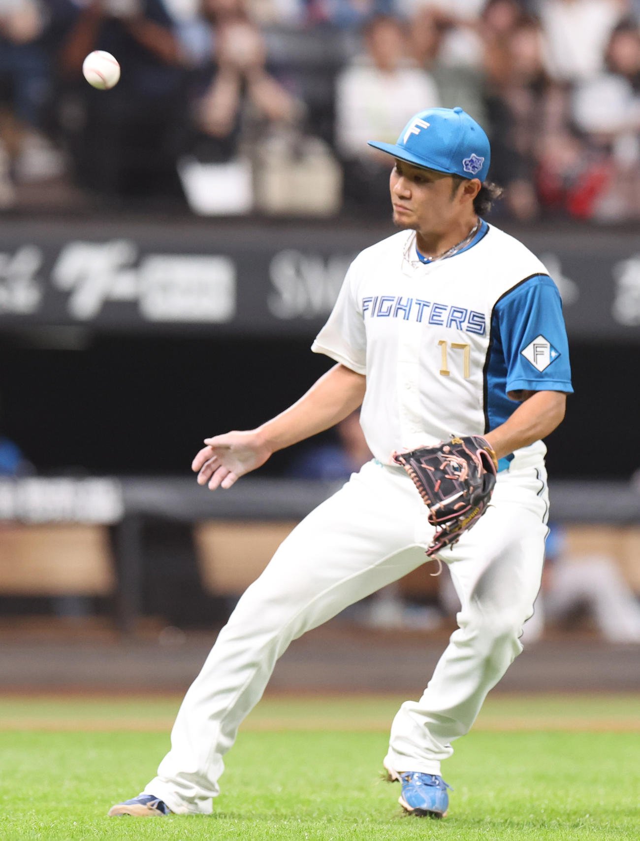日本ハム対西武　8回表西武1死一塁、柘植のバントをあえて捕球せず落とす伊藤（撮影・佐藤翔太）