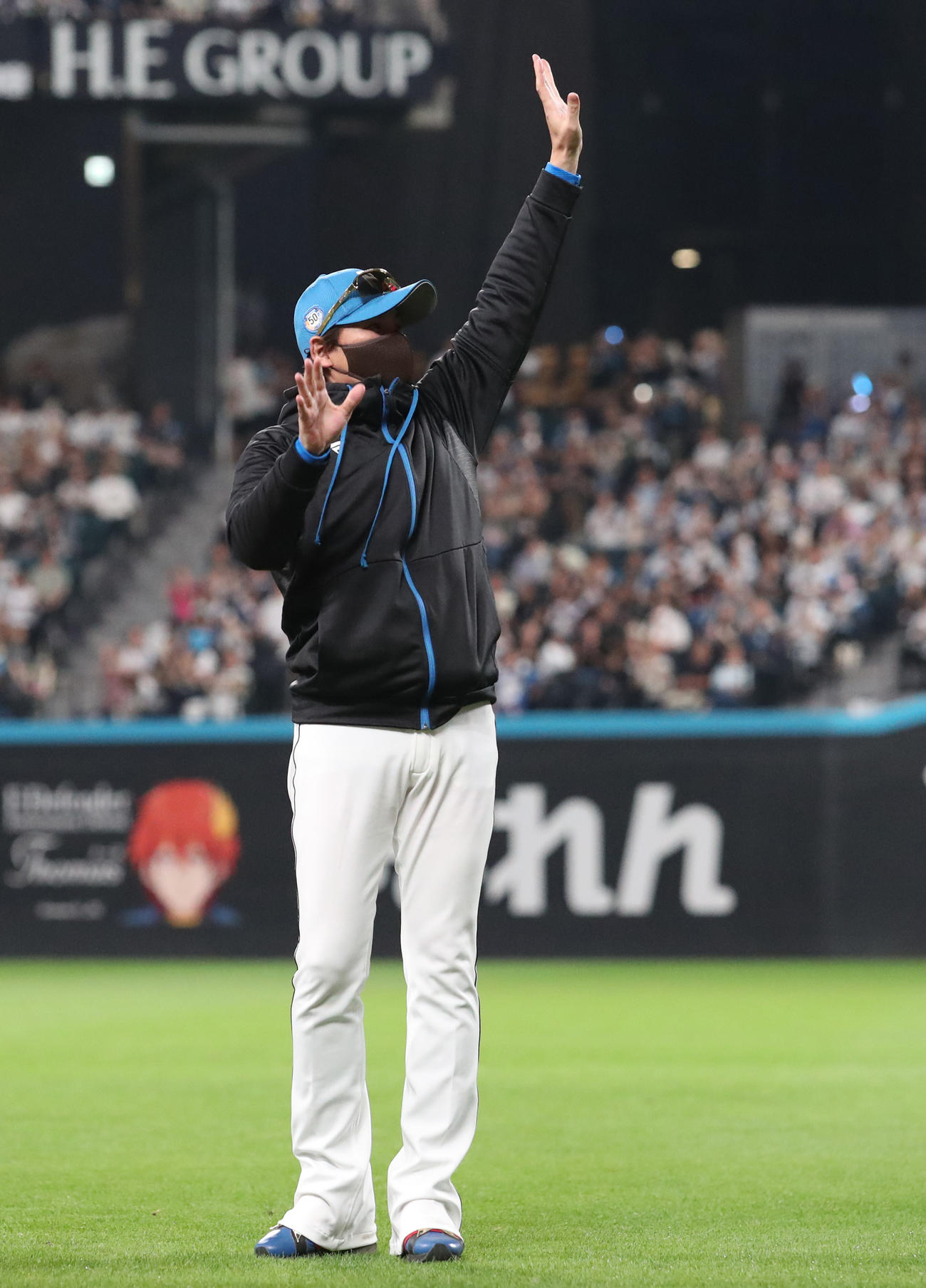 日本ハム対西武　サヨナラ勝利にファンに手を振って応える日本ハム新庄監督（撮影・佐藤翔太）