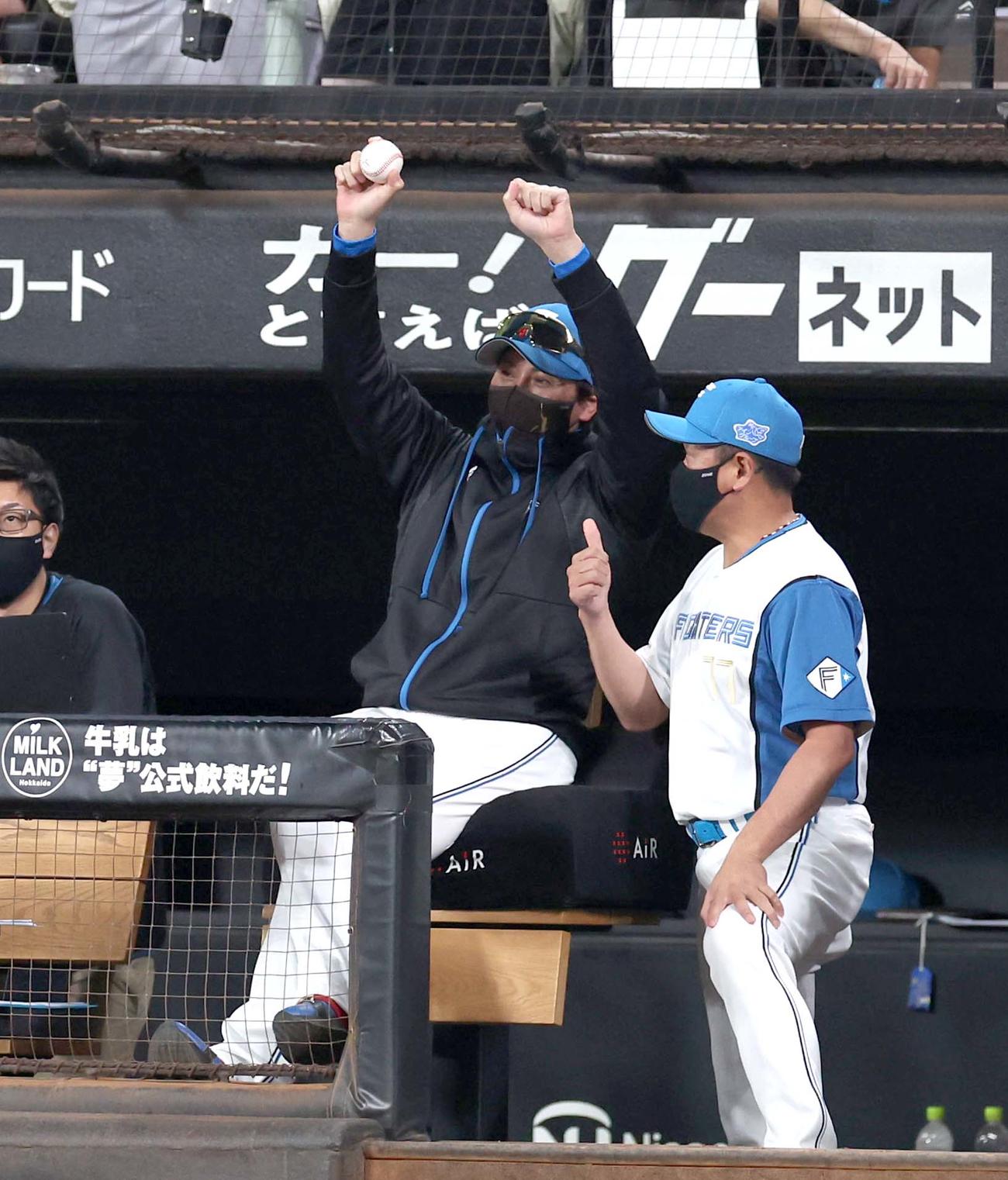 日本ハム対西武　9回裏、五十幡が盗塁を決めガッツポーズの新庄監督（撮影・黒川智章）