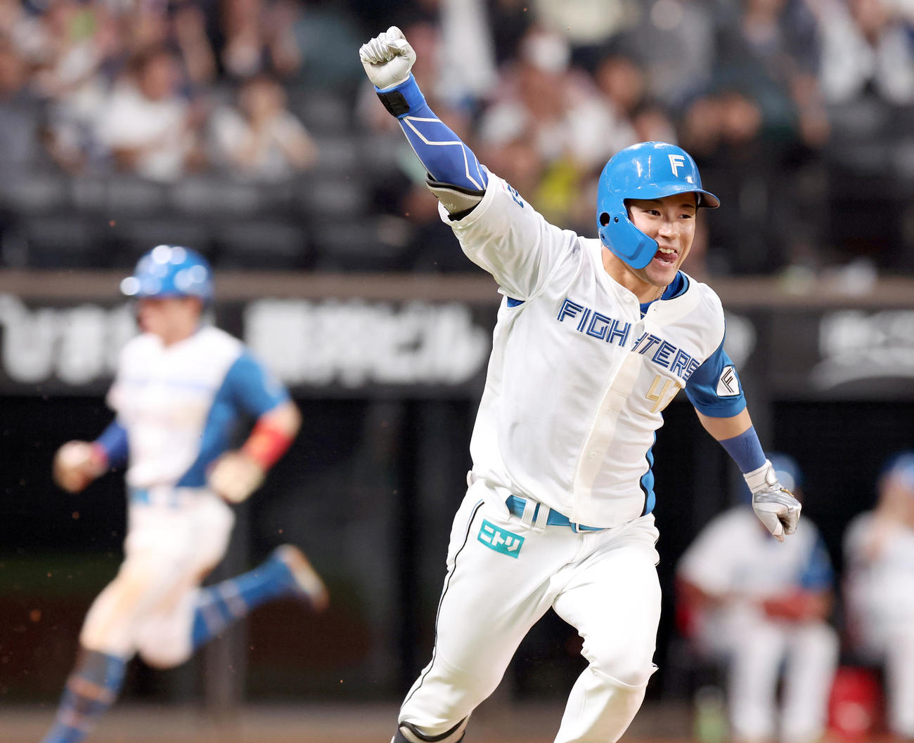 日本ハム対西武　9回裏日本ハム2死三塁、水野はサヨナラとなる右前適時打を放ちガッツポーズをする（撮影・佐藤翔太）