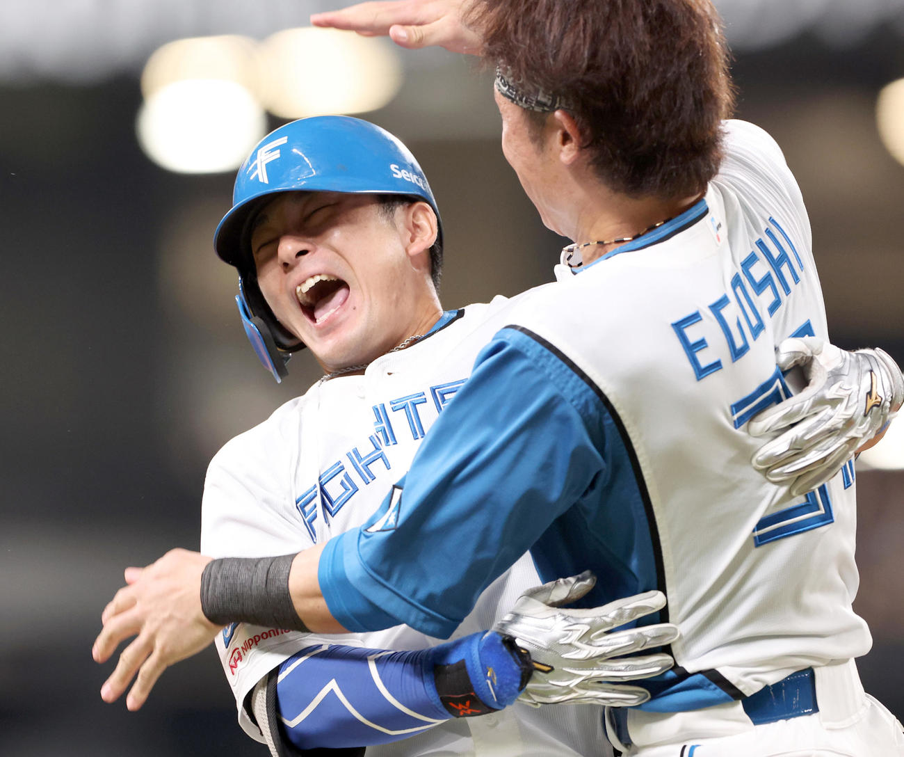 日本ハム対西武　9回裏日本ハム2死三塁、水野（左）はサヨナラとなる右前適時打を放ち江越と抱き合って喜ぶ（撮影・佐藤翔太）