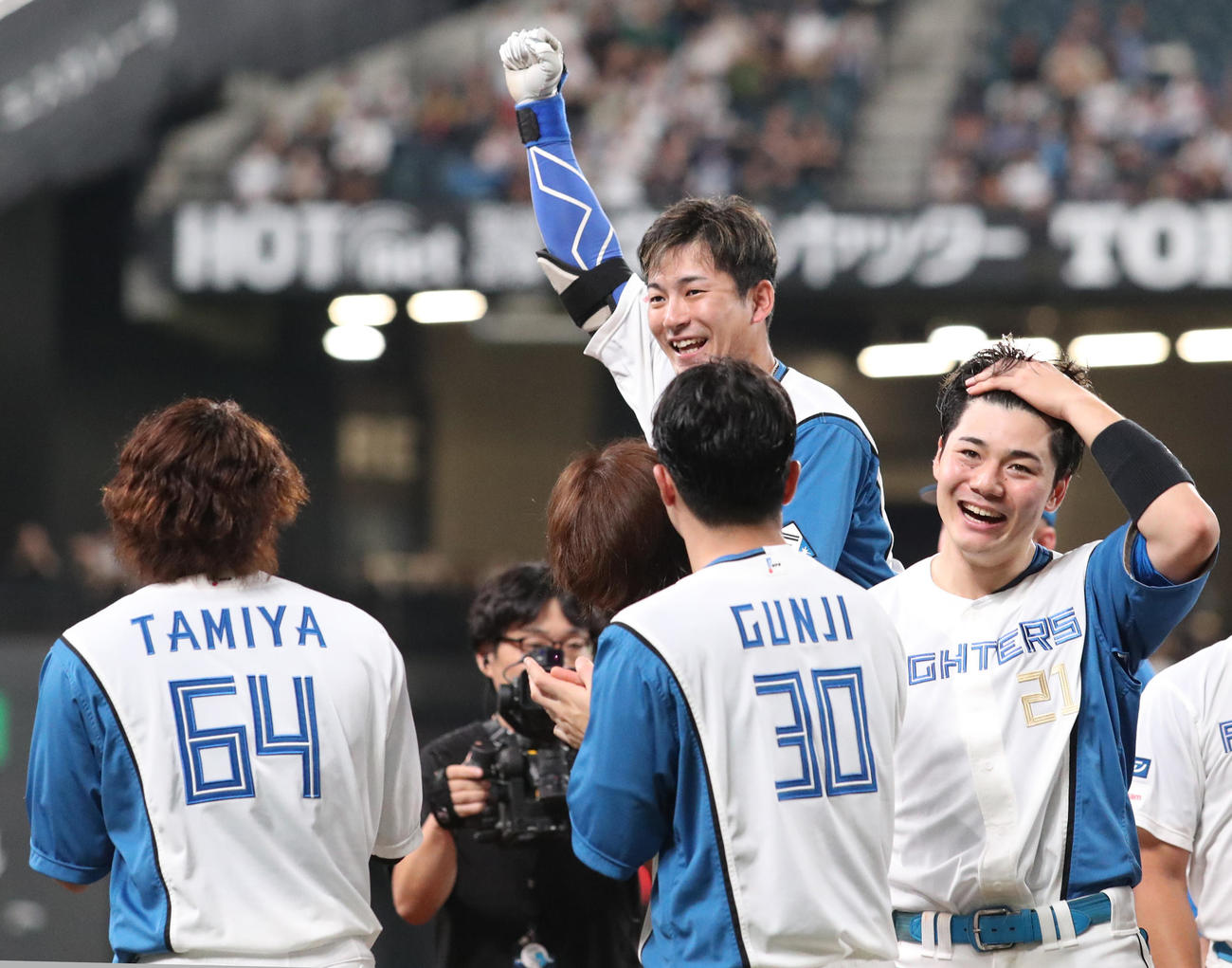 日本ハム対西武　9回裏日本ハム2死三塁、水野（中央）はサヨナラとなる右前適時打を放ちガッツポーズをする（撮影・佐藤翔太）