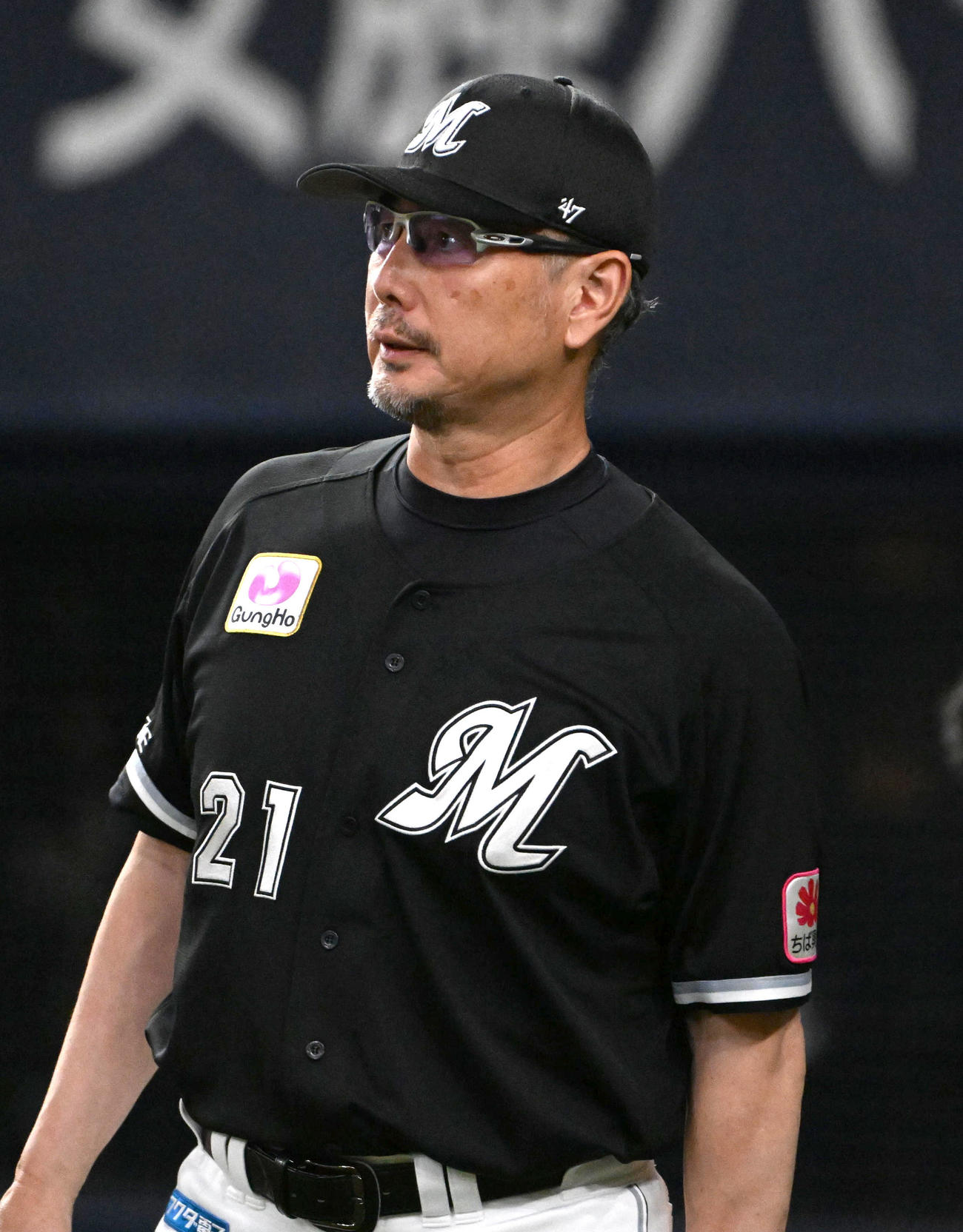 オリックス対ロッテ　メンバー交代を告げる吉井監督（撮影・石井愛子）