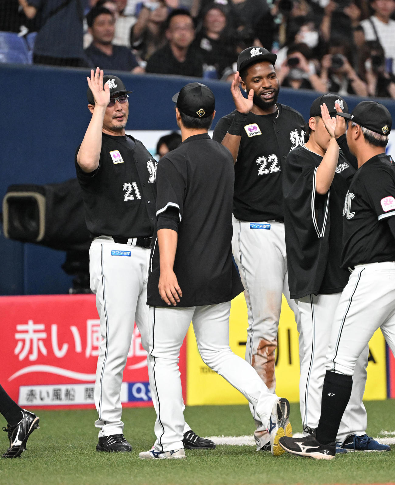 オリックス対ロッテ　オリックスに勝利しタッチを交わす吉井監督（左）と唐川（撮影・和賀正仁）