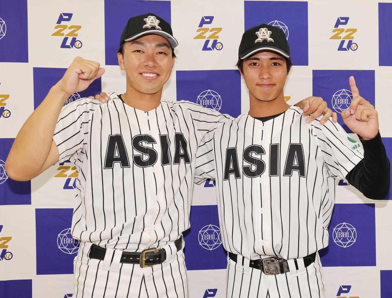 東農大対亜大　本塁打の亜大・西川（左）と、リーグ戦初の山城は笑顔で肩を組む（撮影・野上伸悟）