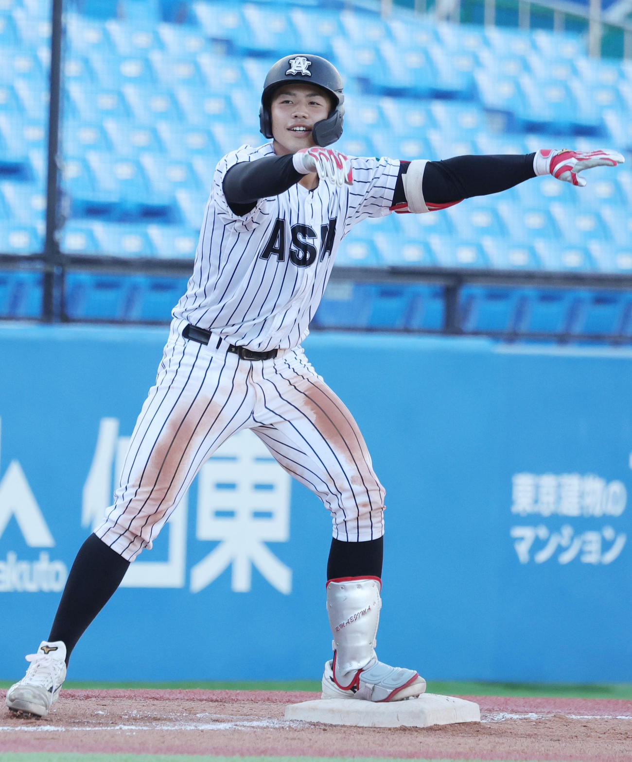 東農大対亜大　5回裏亜大1死、3塁打を放ち喜ぶ前嶋（撮影・野上伸悟）