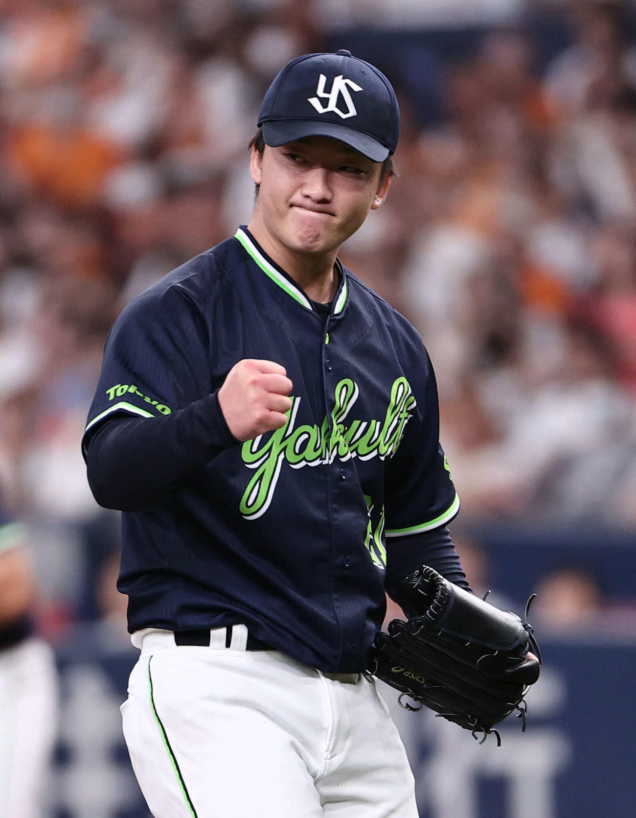 4日、巨人対ヤクルト　完封勝利のヤクルト吉村は最後の打者を打ち取るとガッツポーズ