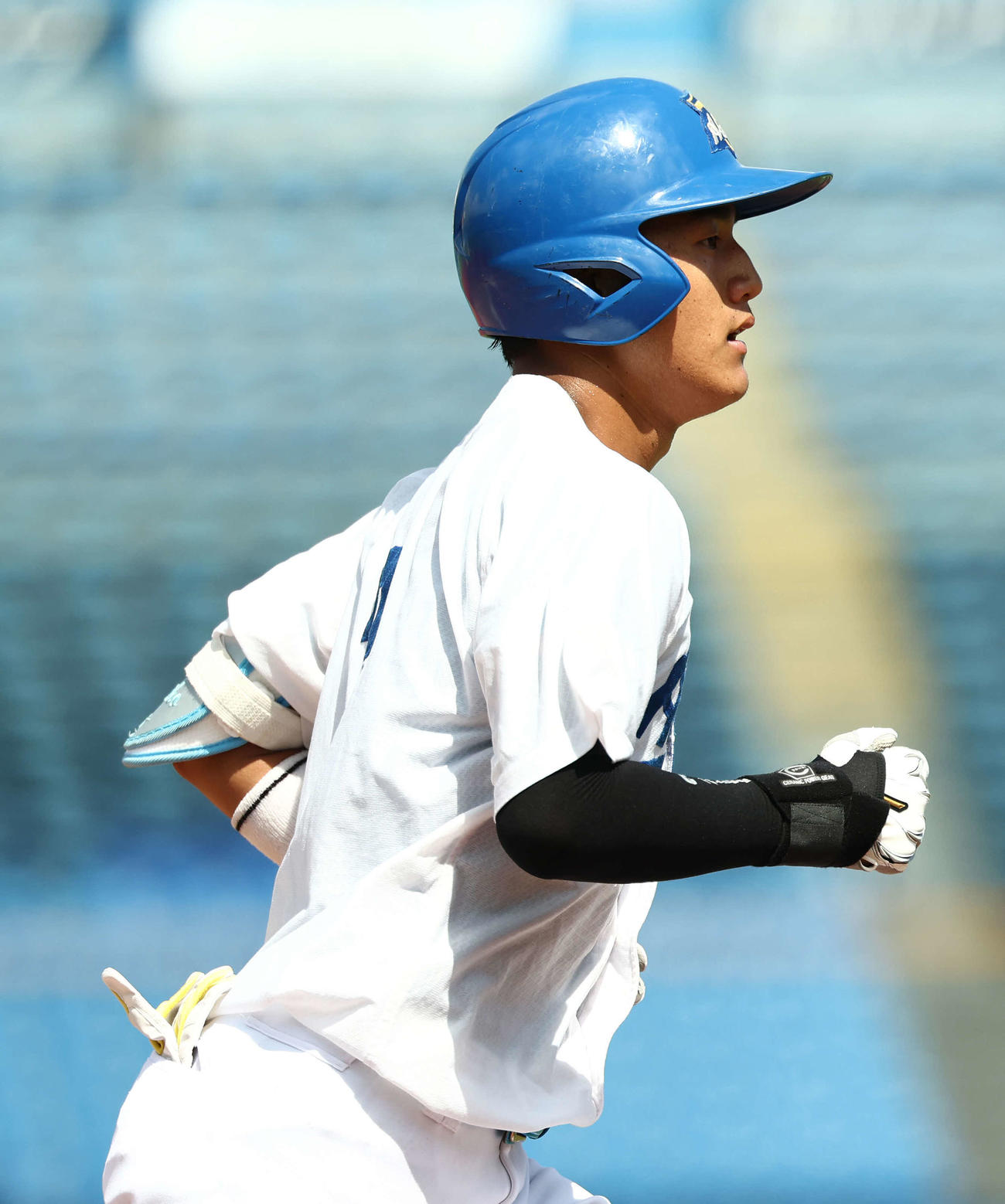 国学院大対青学大　4回裏青学大無死一塁、左越え2点本塁打を放ちダイヤモンドを回る西川（撮影・河田真司）