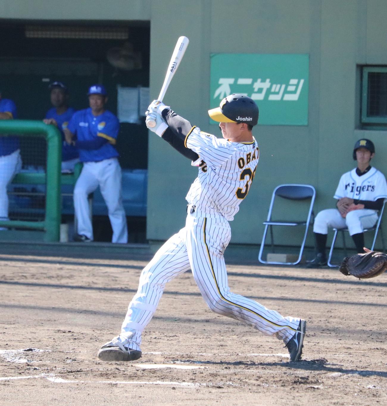 阪神対日本海リーグ選抜　阪神の小幡竜平内野手が7回に右前打を放つ（撮影・林亮佑）＝2024年9月11日、鳴尾浜球場