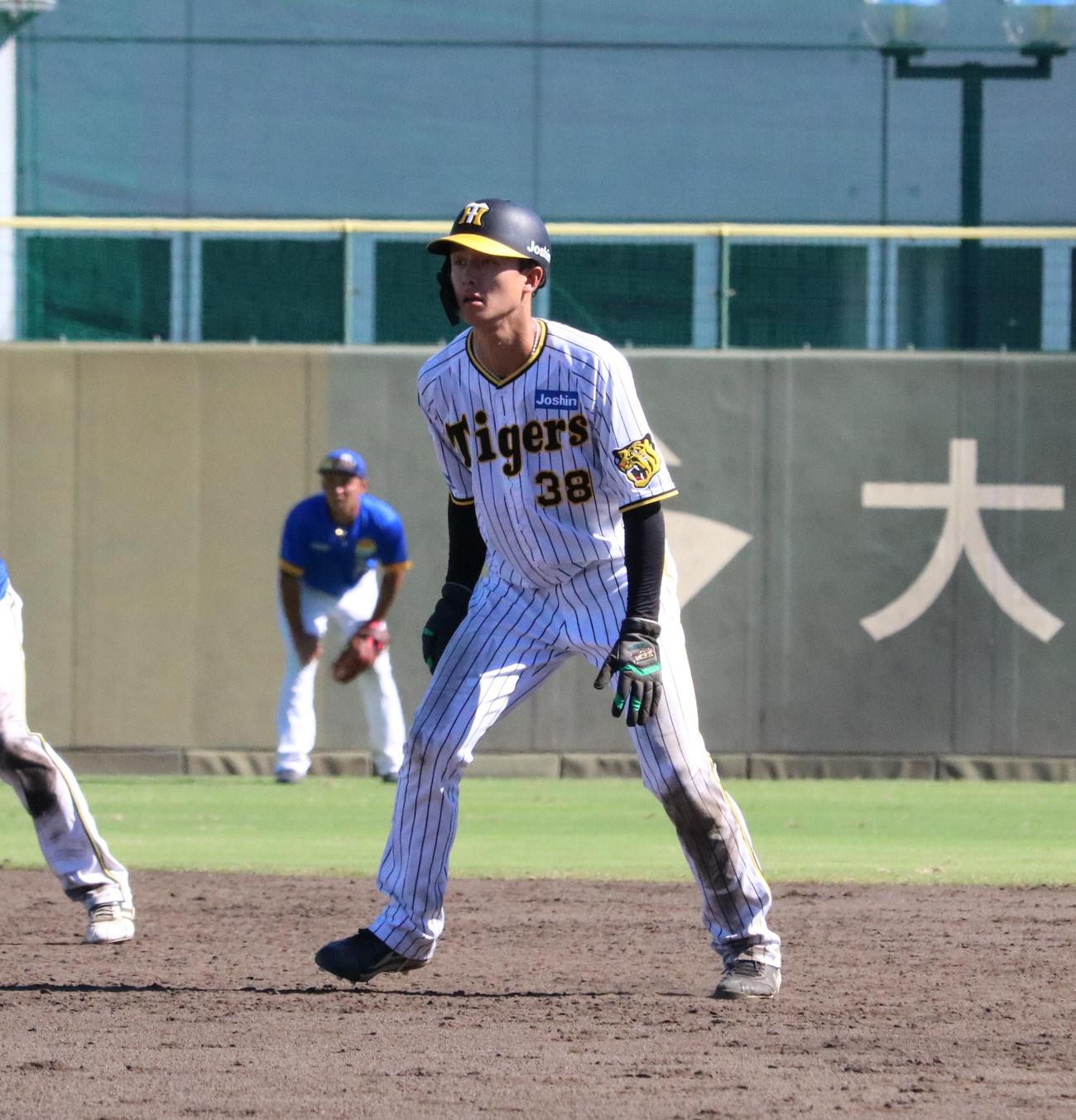阪神対日本海リーグ選抜　阪神の小幡竜平内野手が代走で実戦復帰を果たす（撮影・林亮佑）＝2024年9月11日、鳴尾浜球場