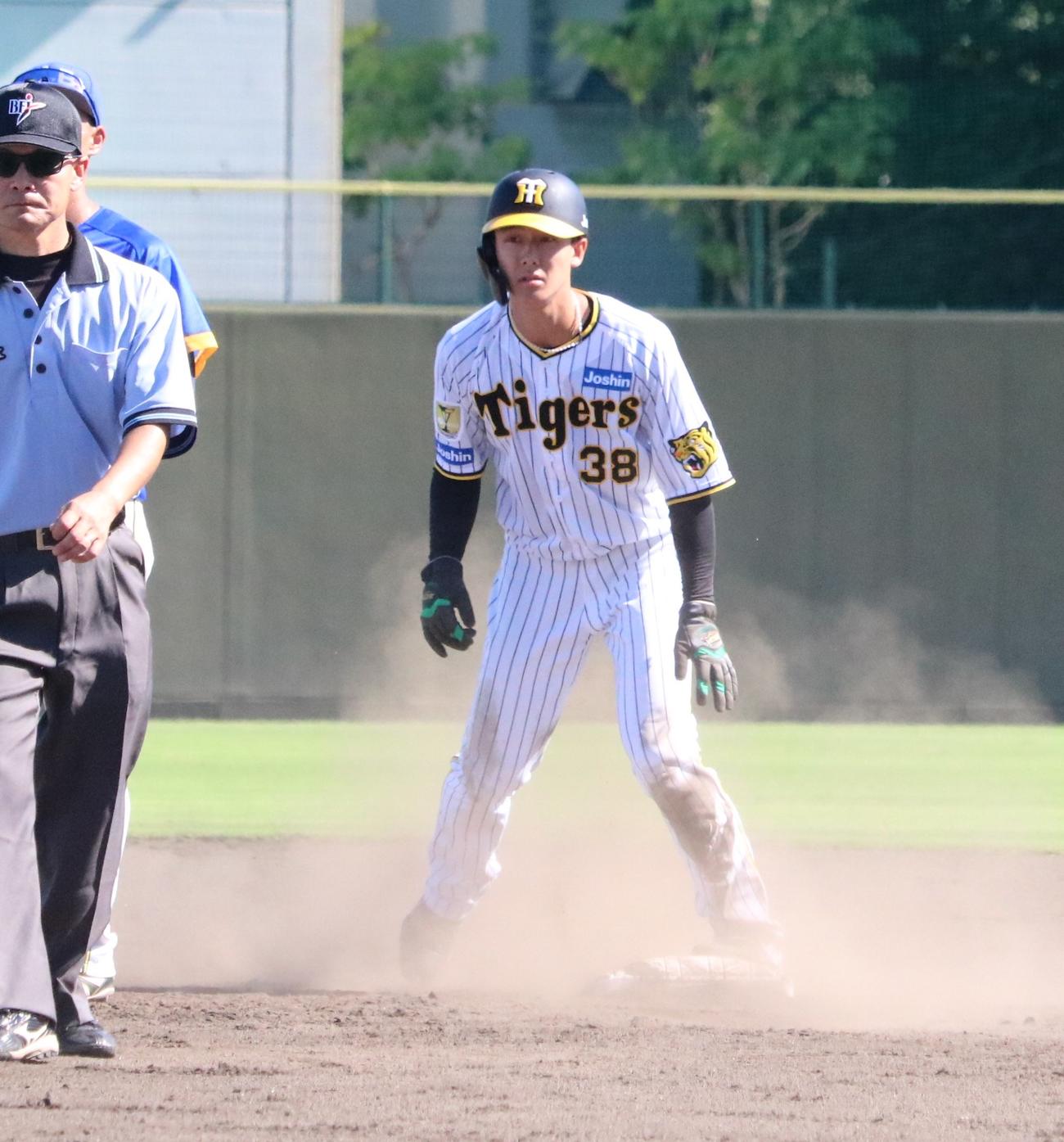 阪神対日本海リーグ選抜　阪神の小幡竜平内野手が代走で実戦復帰を果たす（撮影・林亮佑）＝2024年9月11日、鳴尾浜球場