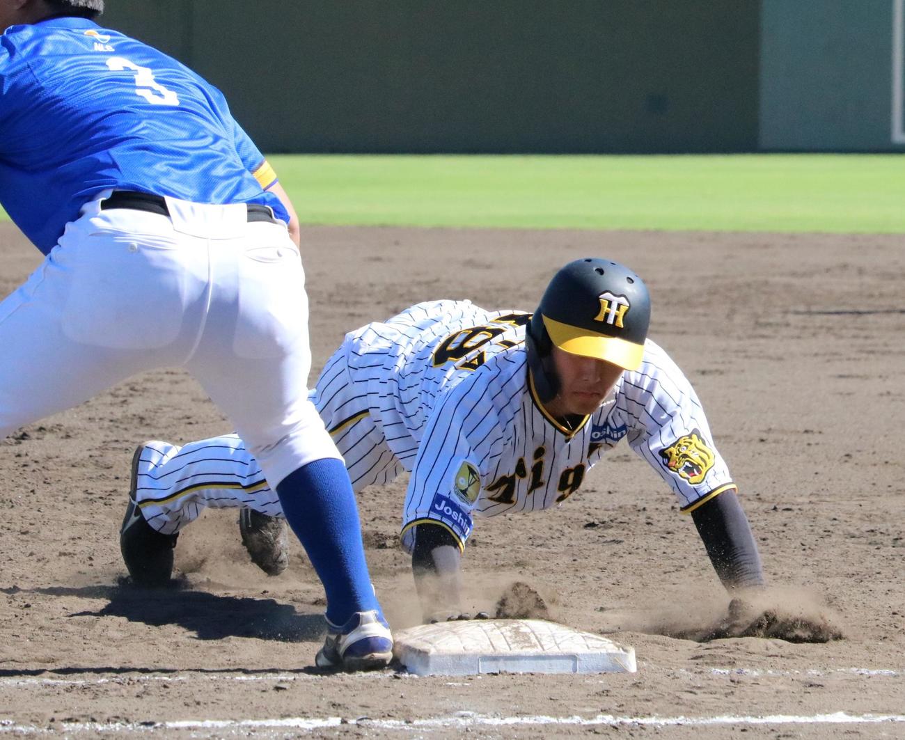 阪神対日本海リーグ選抜　阪神の小幡竜平内野手が代走で実戦復帰を果たす（撮影・林亮佑）＝2024年9月11日、鳴尾浜球場
