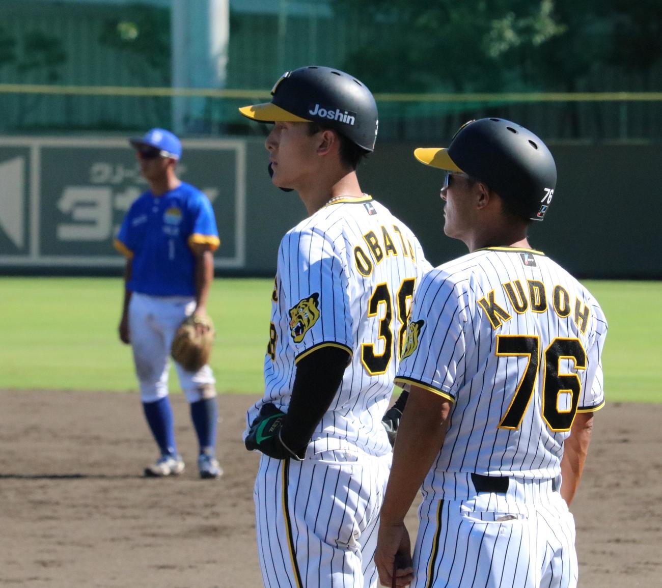 阪神対日本海リーグ選抜　阪神の小幡竜平内野手が代走で実戦復帰を果たす（撮影・林亮佑）＝2024年9月11日、鳴尾浜球場