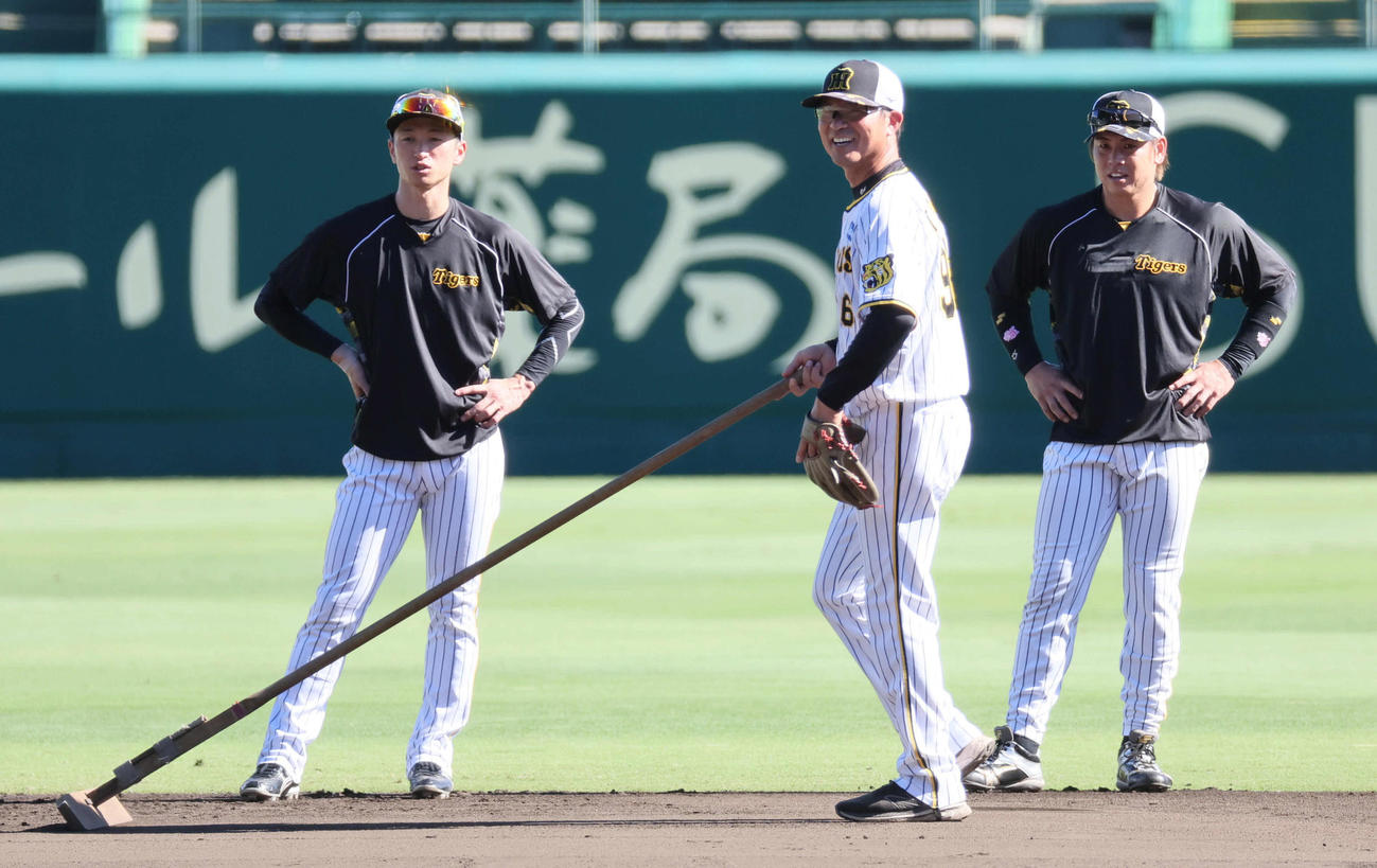 阪神対DeNA　試合前に話し合う、左から近本、筒井コーチ、梅野（撮影・宮崎幸一）