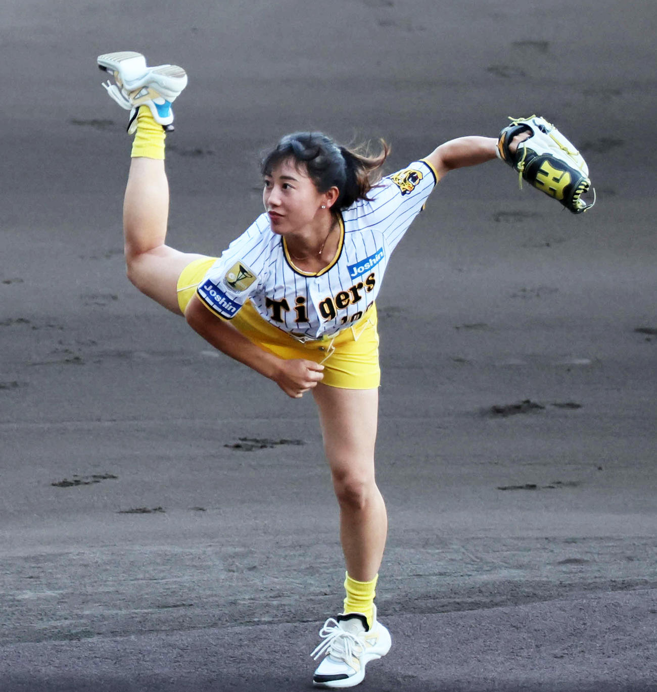 阪神対DeNA　ファーストピッチセレモニーを行ったテニスの加藤未唯（撮影・宮崎幸一）