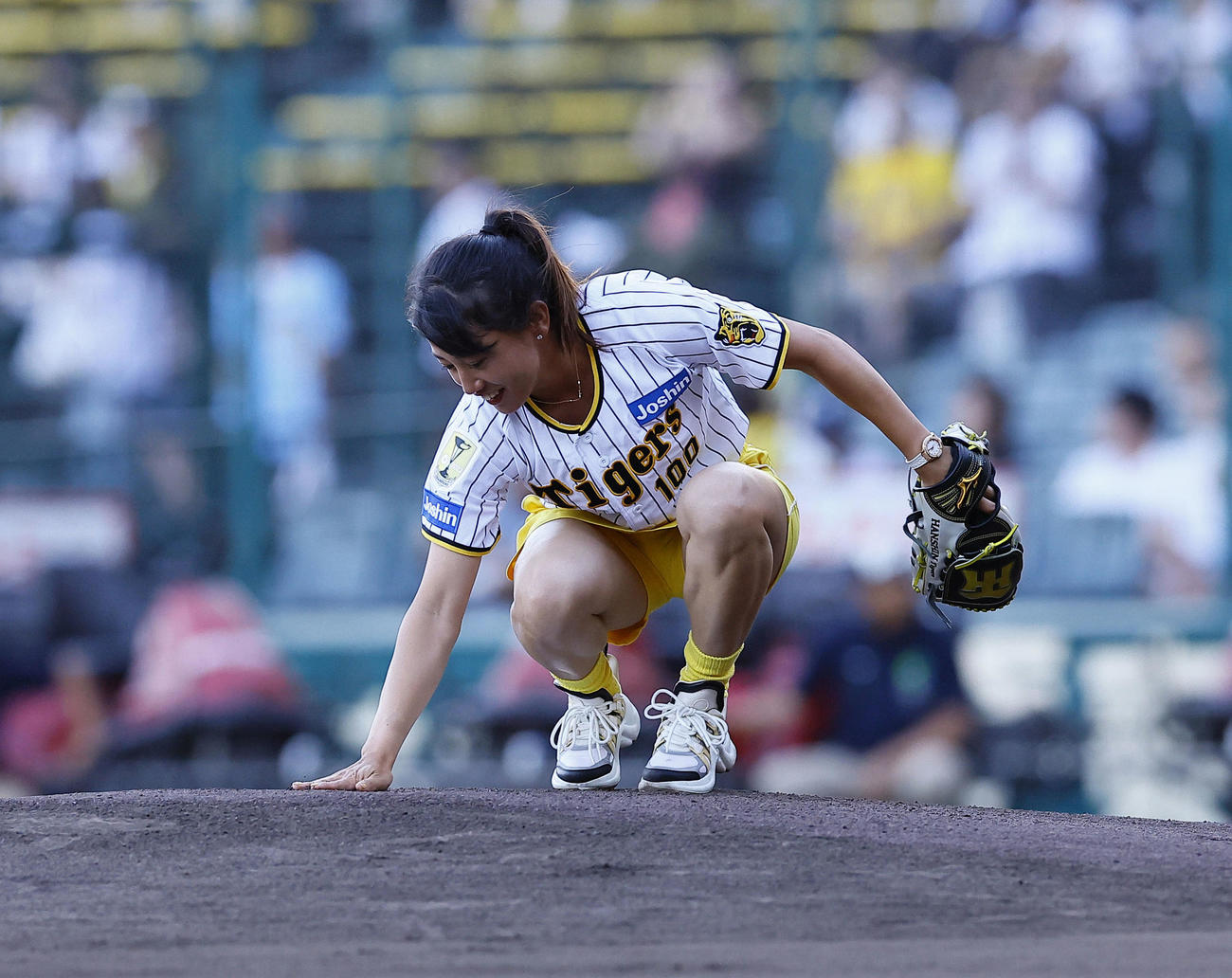 阪神対DeNA　ファーストピッチを終え、マウンドを手でならすテニスプレーヤーの加藤未唯（撮影・藤尾明華）