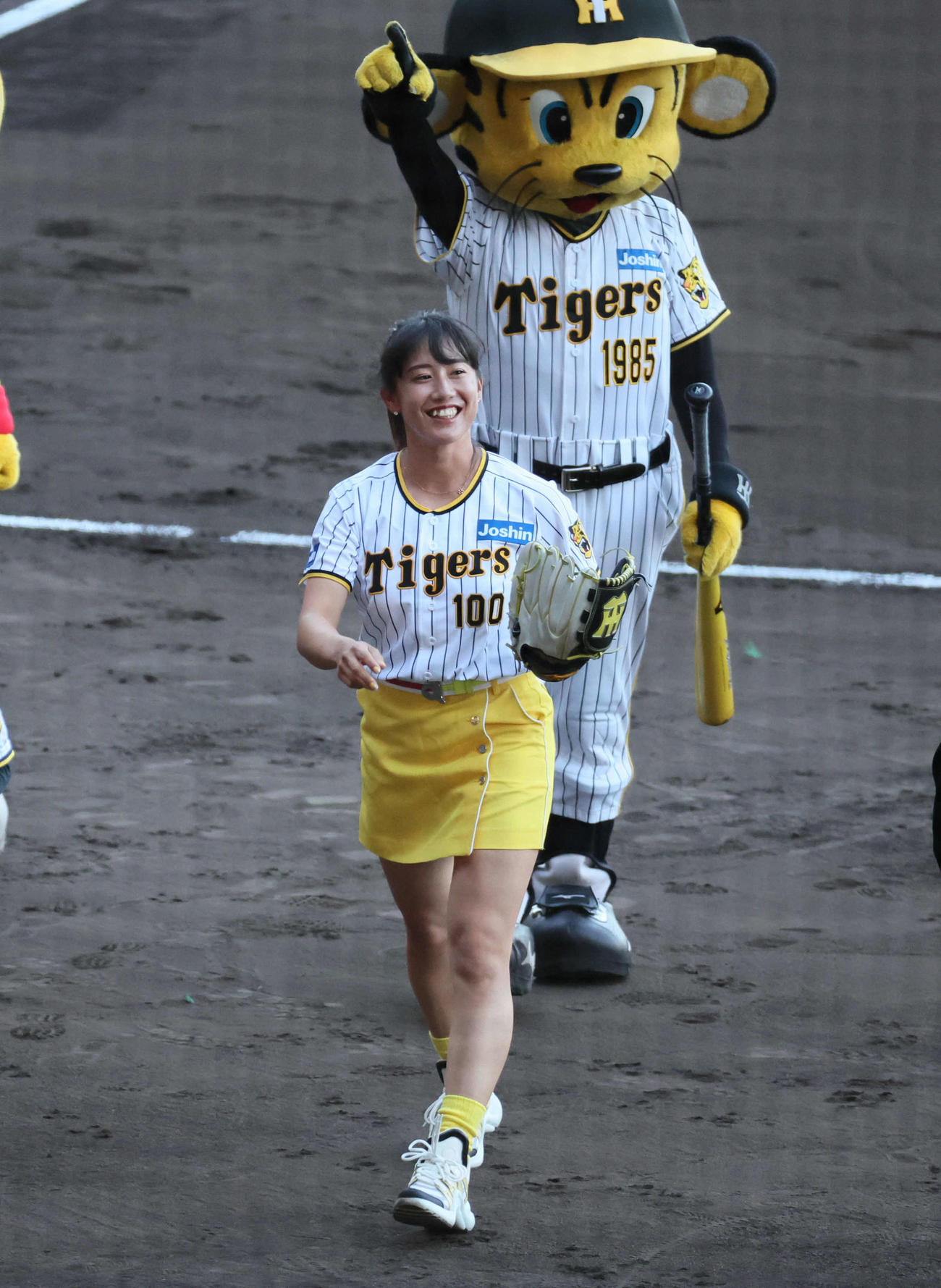 阪神対DeNA　ファーストピッチセレモニーを行ったテニスの加藤未唯（撮影・宮崎幸一）
