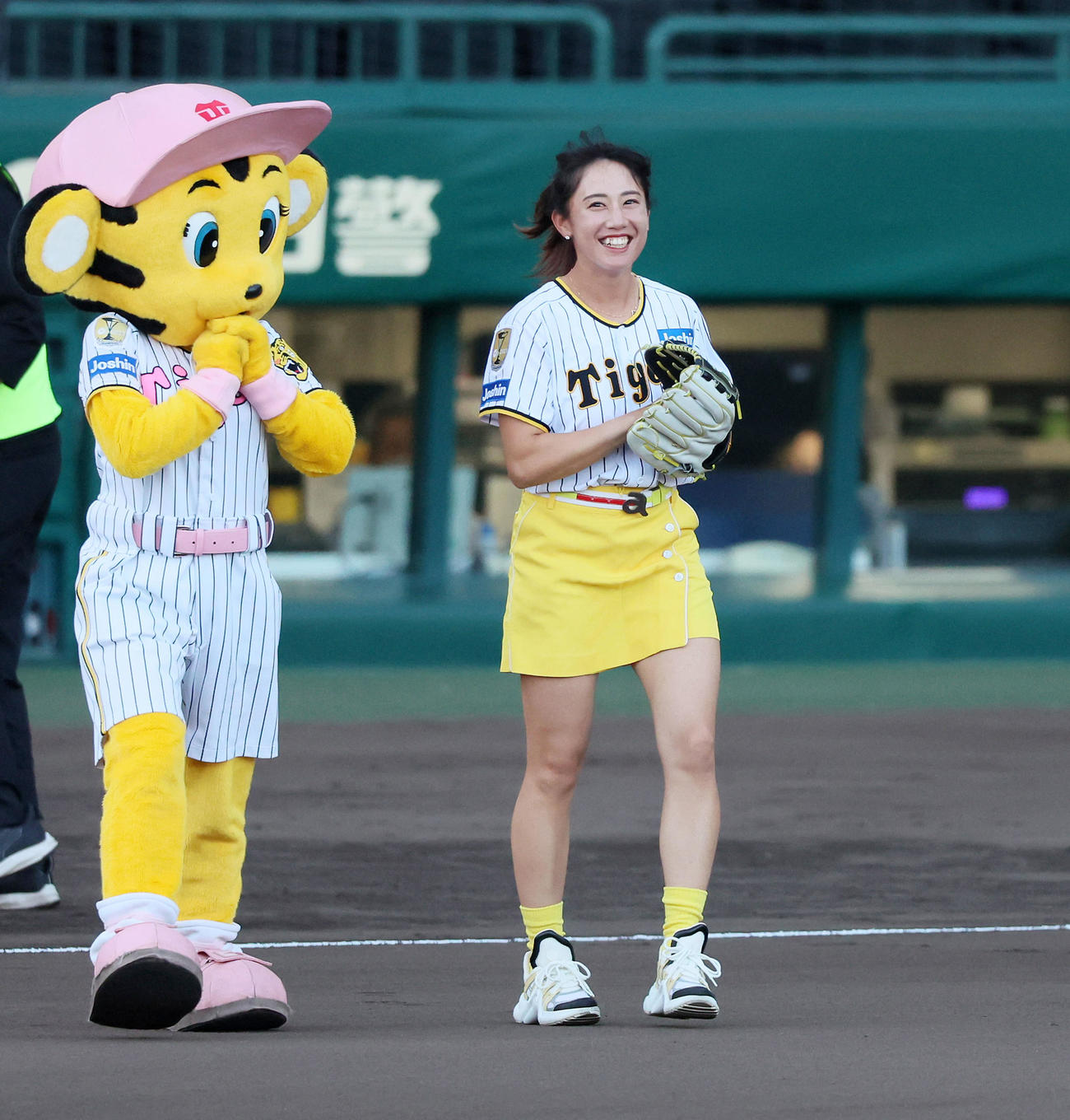 阪神対DeNA　ファーストピッチセレモニーに登場する女子プロテニス選手の加藤未唯さん（撮影・加藤哉）