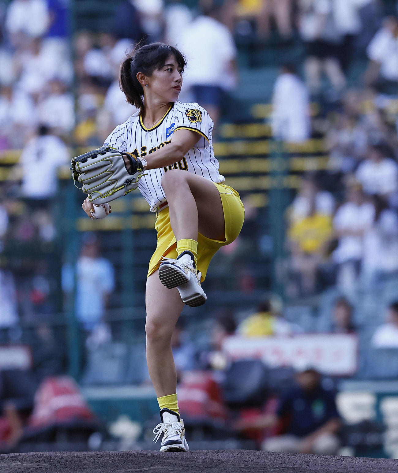 阪神対DeNA　ファーストピッチを務めるテニスプレーヤーの加藤未唯（撮影・藤尾明華）