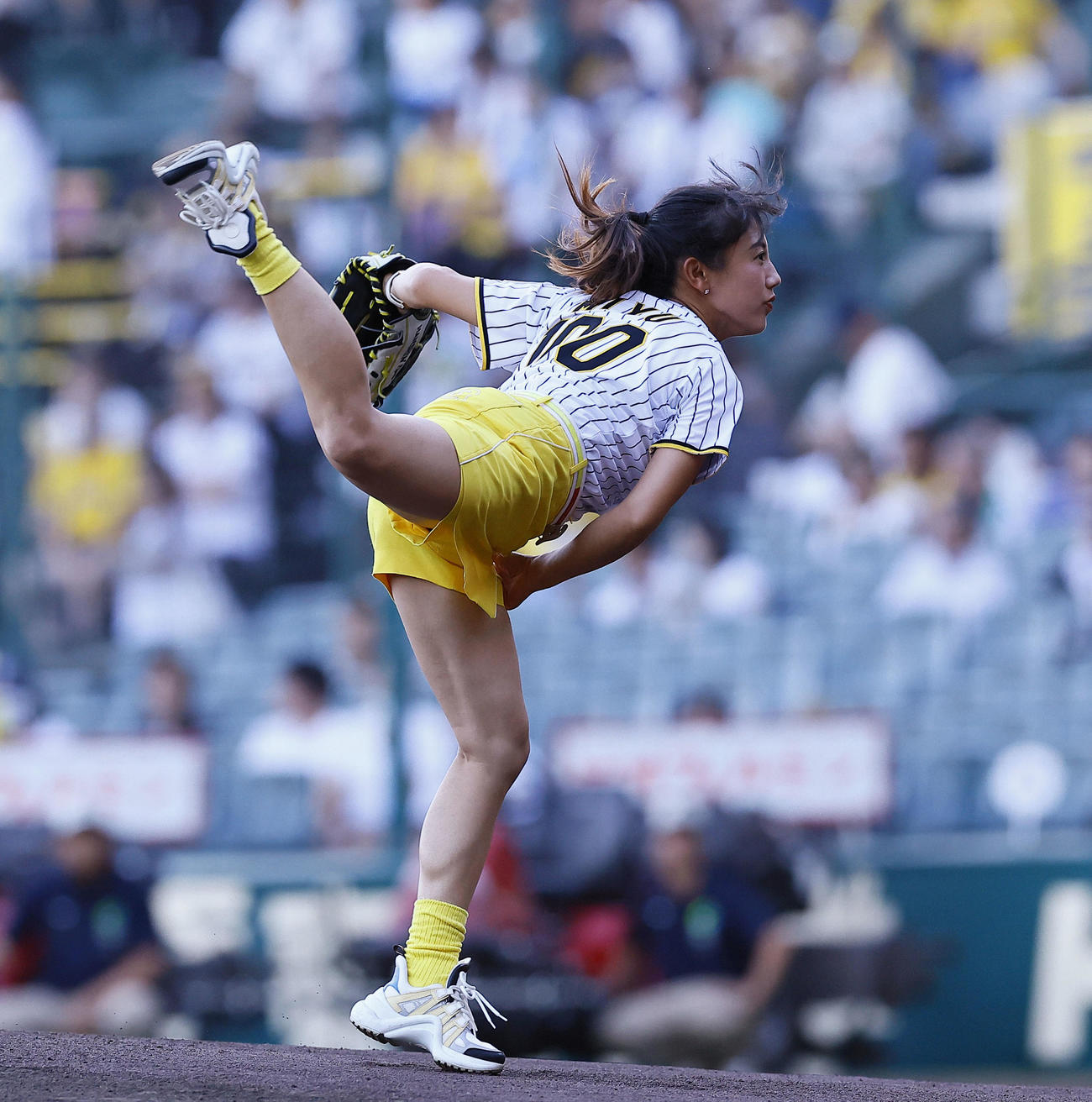 阪神対DeNA　ファーストピッチを務めるテニスプレーヤーの加藤未唯（撮影・藤尾明華）