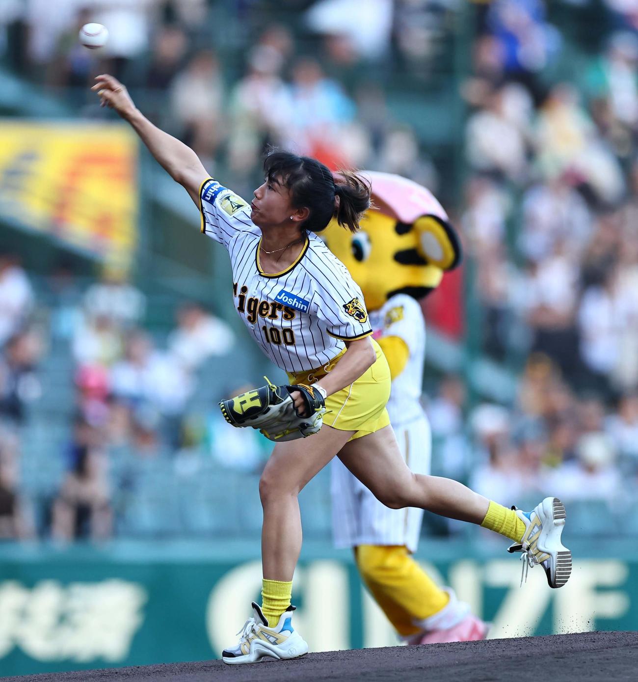 阪神対DeNA　ファーストピッチセレモニーで豪快な投球を披露するプロテニスプレーヤーの加藤未唯（撮影・上田博志）