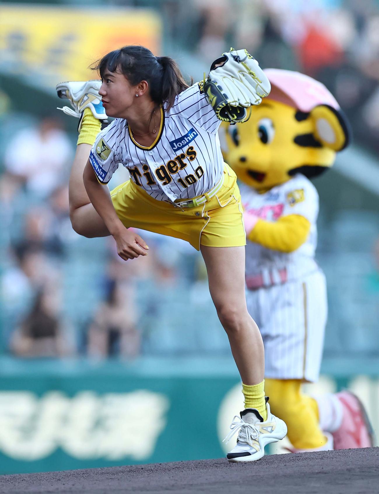 阪神対DeNA　ファーストピッチセレモニーで豪快な投球を披露するプロテニスプレーヤーの加藤未唯（撮影・上田博志）