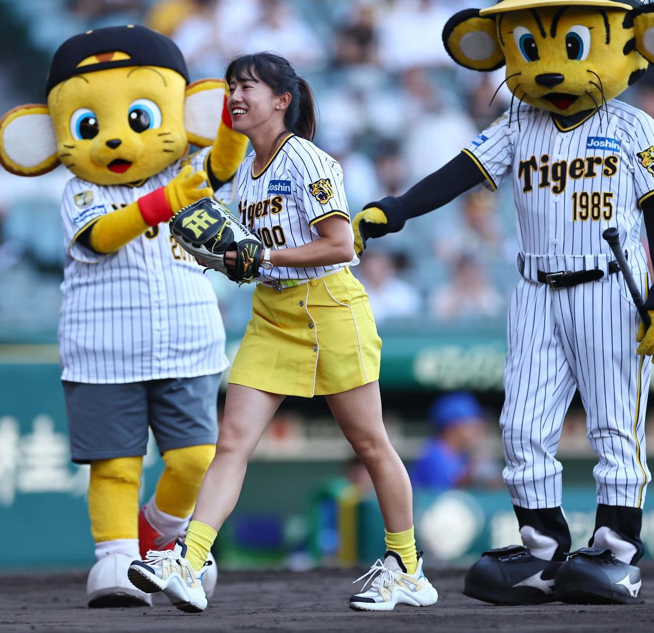 阪神対DeNA　ファーストピッチセレモニーを終え笑顔を見せるプロテニスプレーヤーの加藤未唯（撮影・上田博志）