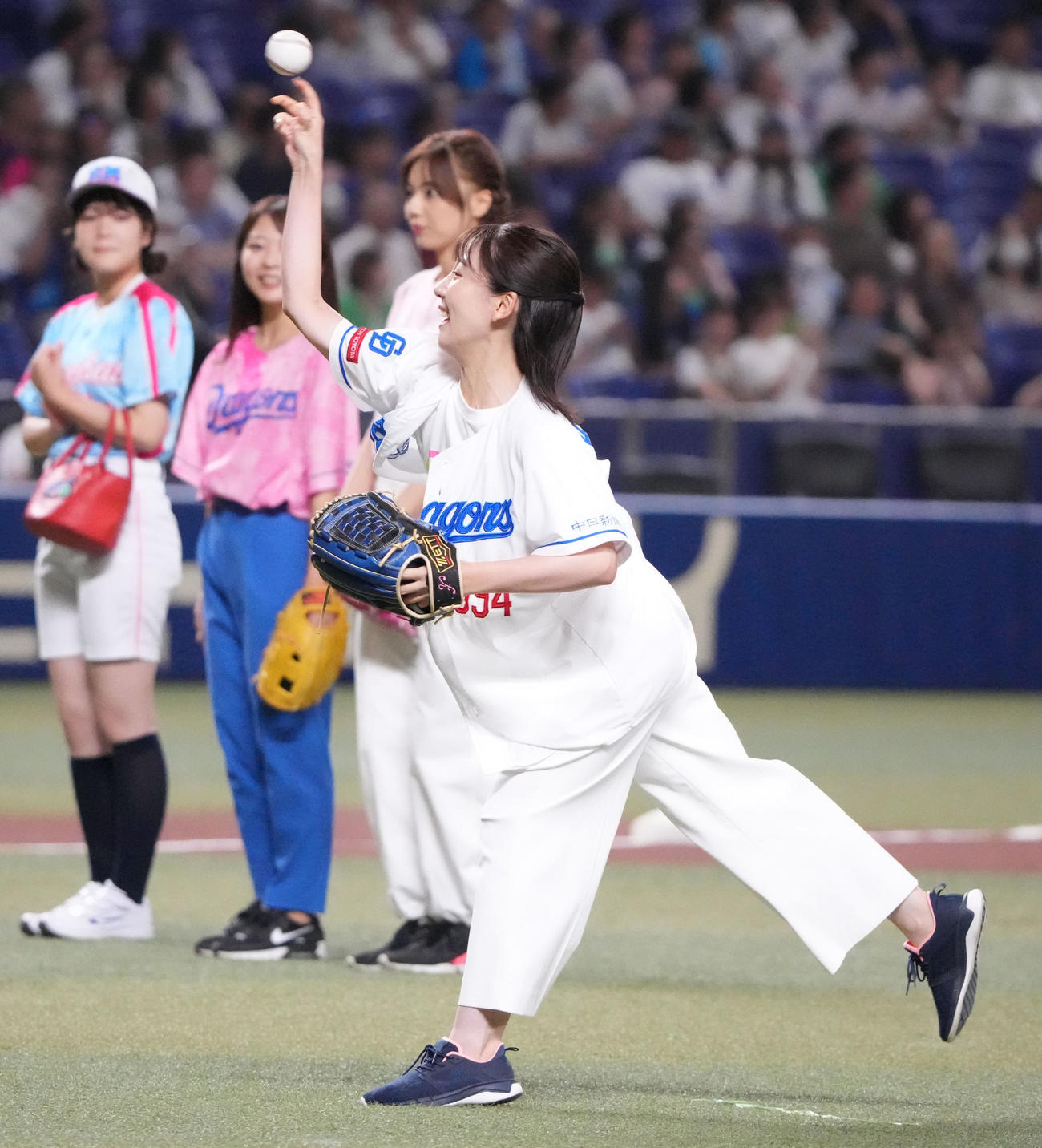 中日対ヤクルト　試合前、スピードボールコンテストに出場し投球する中京テレビ・中川萌香アナウンサー（撮影・森本幸一）