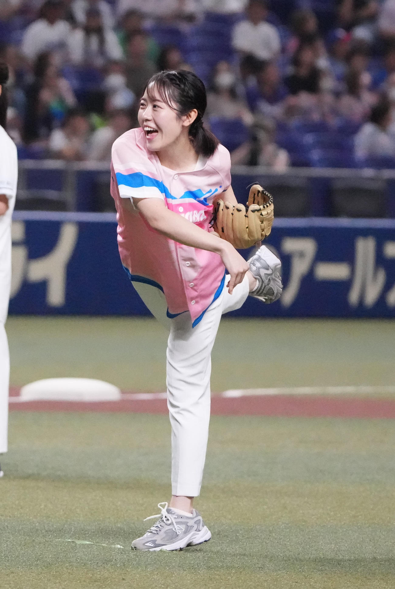 中日対ヤクルト　試合前、スピードボールコンテストに出場し投球するCBCテレビ・加藤愛アナウンサー（撮影・森本幸一）