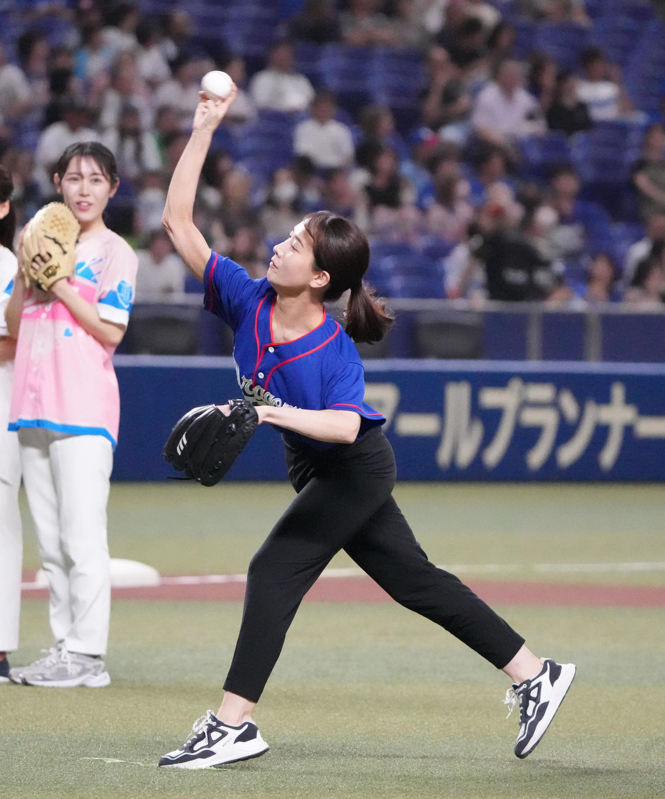 中日対ヤクルト　試合前、スピードボールコンテストに出場し投球するメ～テレ・島津咲苗アナウンサー（撮影・森本幸一）