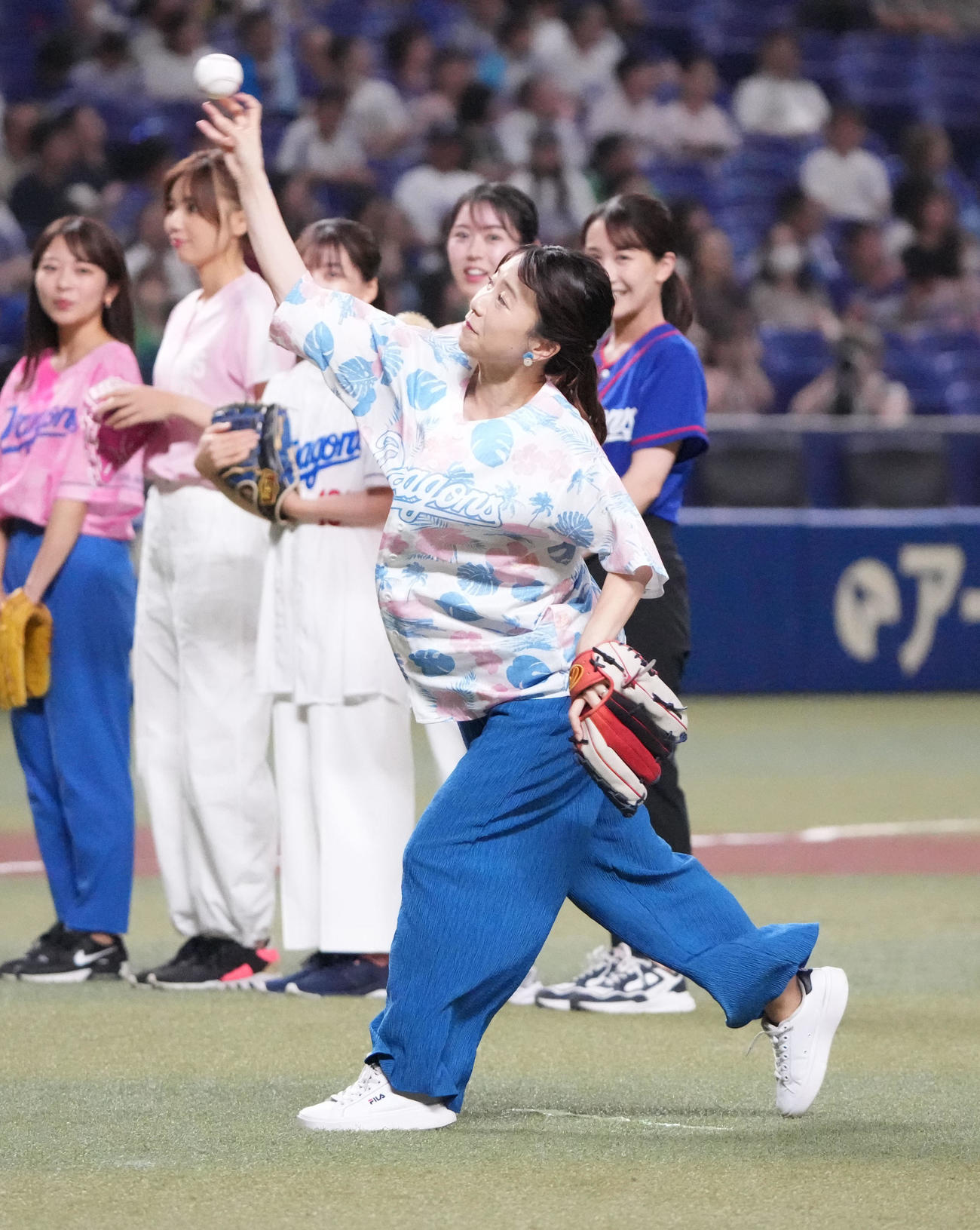 中日対ヤクルト　試合前、スピードボールコンテストに出場し投球するテレビ愛知・長江麻美アナウンサー（撮影・森本幸一）