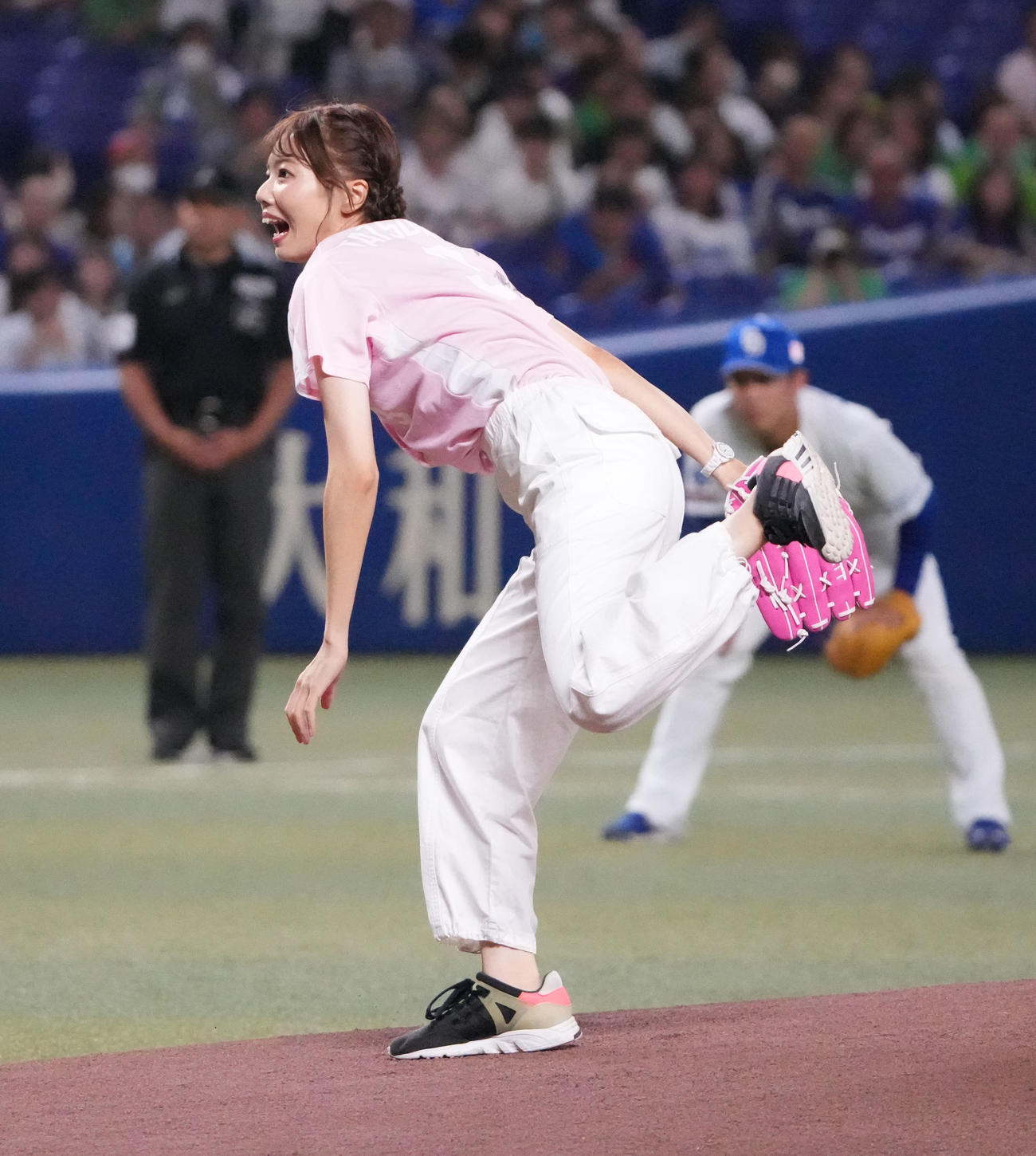 中日対ヤクルト　スピードボールコンテストで優勝し始球式を行うNHK名古屋の加藤里奈キャスター（撮影・森本幸一）