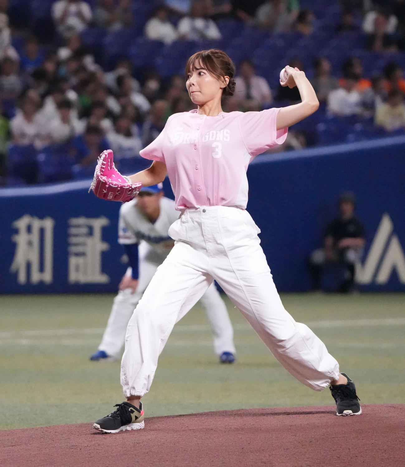 中日対ヤクルト　スピードボールコンテストで優勝し始球式を行うNHK名古屋の加藤里奈キャスター（撮影・森本幸一）