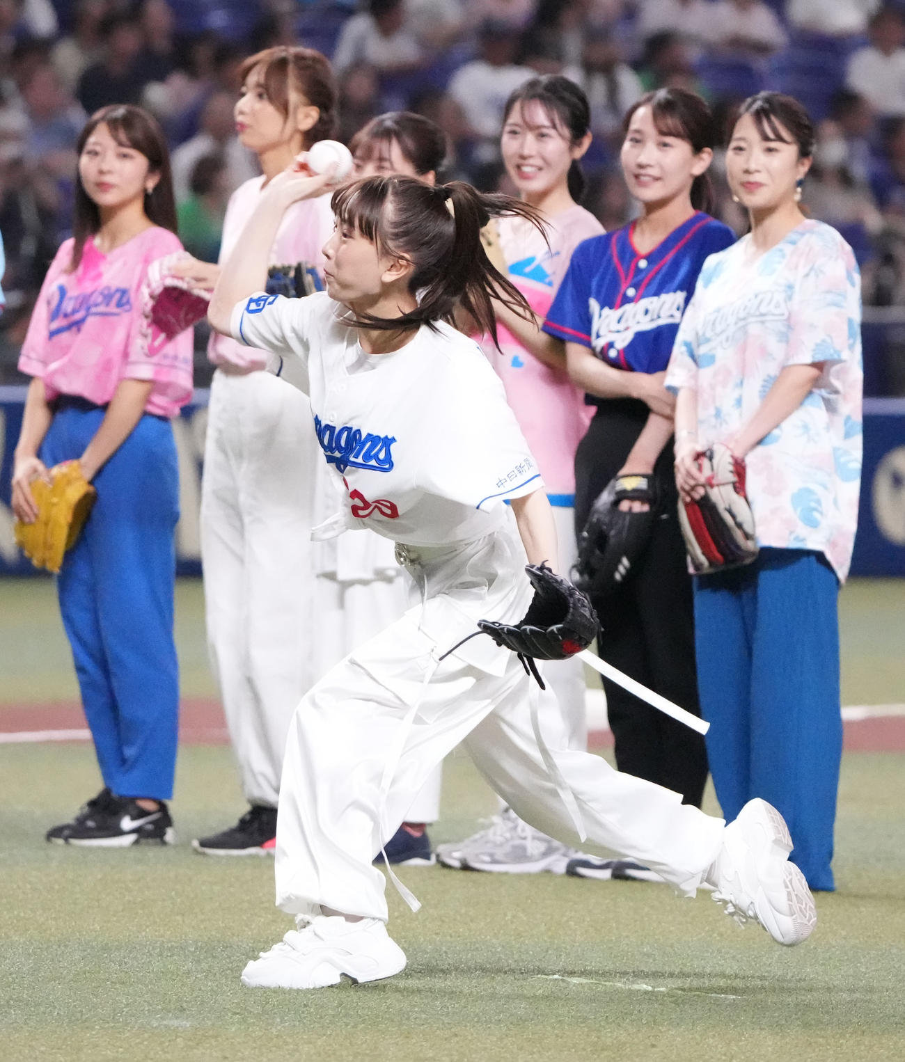 中日対ヤクルト　試合前、スピードボールコンテストに出場し投球するTOKAI RADIO・熊崎晴香（SKE48）（撮影・森本幸一）