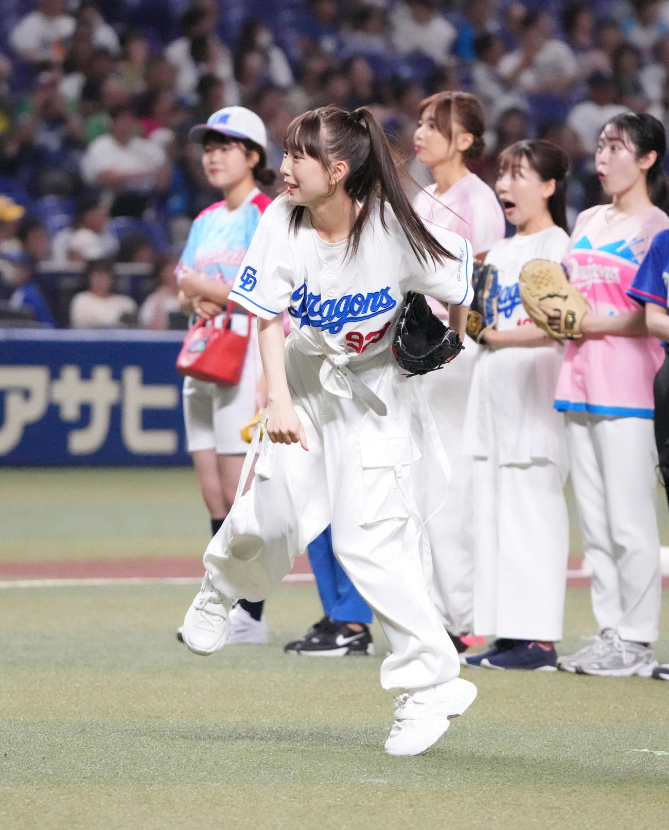 中日対ヤクルト　試合前、スピードボールコンテストに出場し投球するTOKAI RADIO・熊崎晴香（SKE48）（撮影・森本幸一）