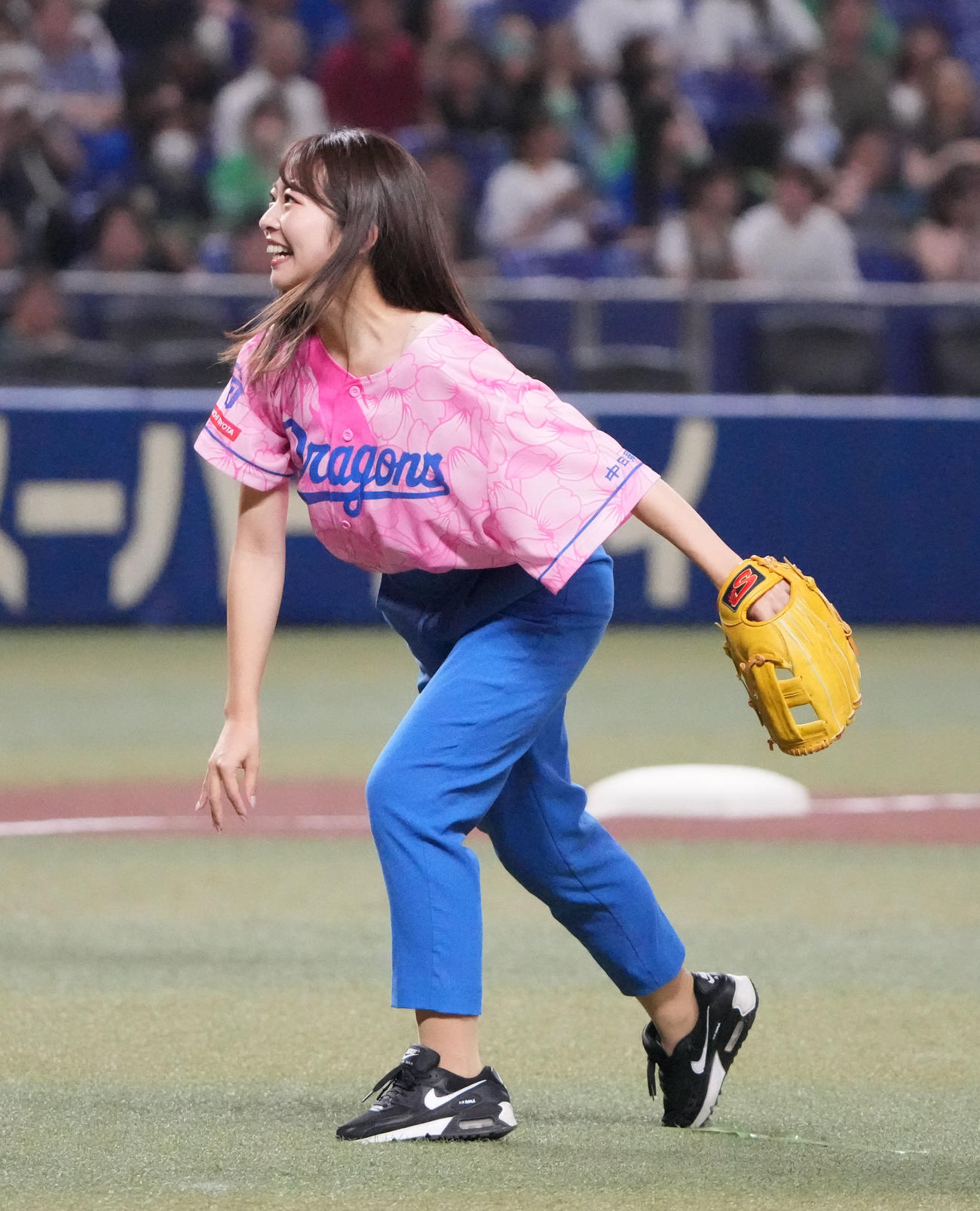 中日対ヤクルト　試合前、スピードボールコンテストに出場し投球する東海テレビ・篠田愛純アナウンサー（撮影・森本幸一）
