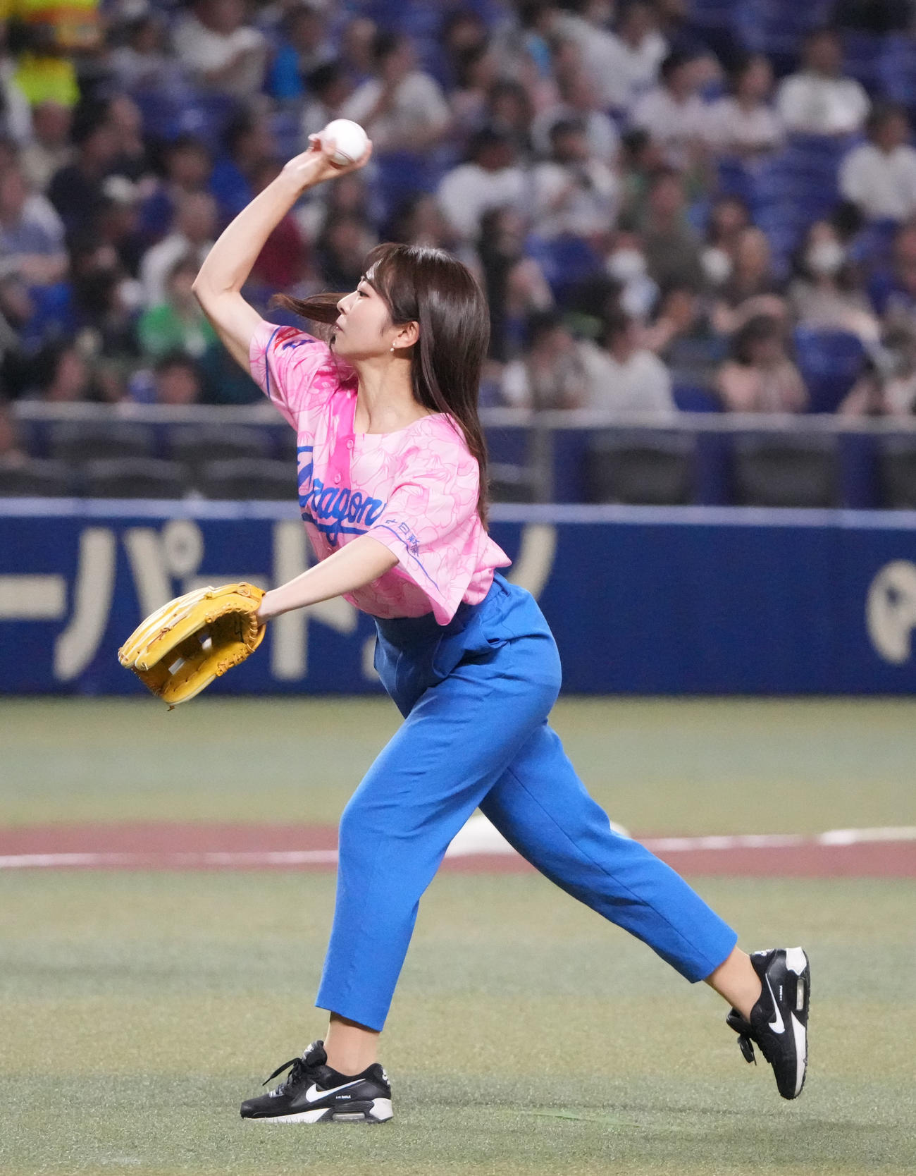 中日対ヤクルト　試合前、スピードボールコンテストに出場し投球する東海テレビ・篠田愛純アナウンサー（撮影・森本幸一）