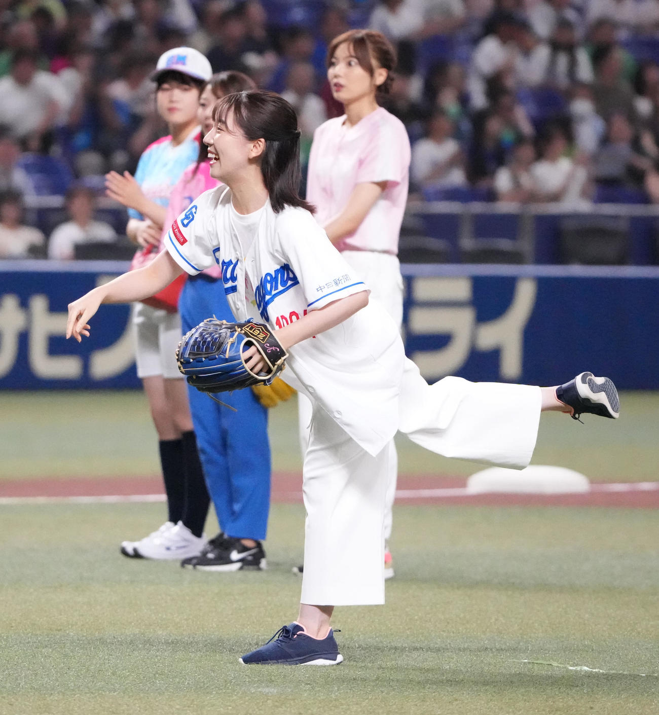 中日対ヤクルト　試合前、スピードボールコンテストに出場し投球する中京テレビ・中川萌香アナウンサー（撮影・森本幸一）