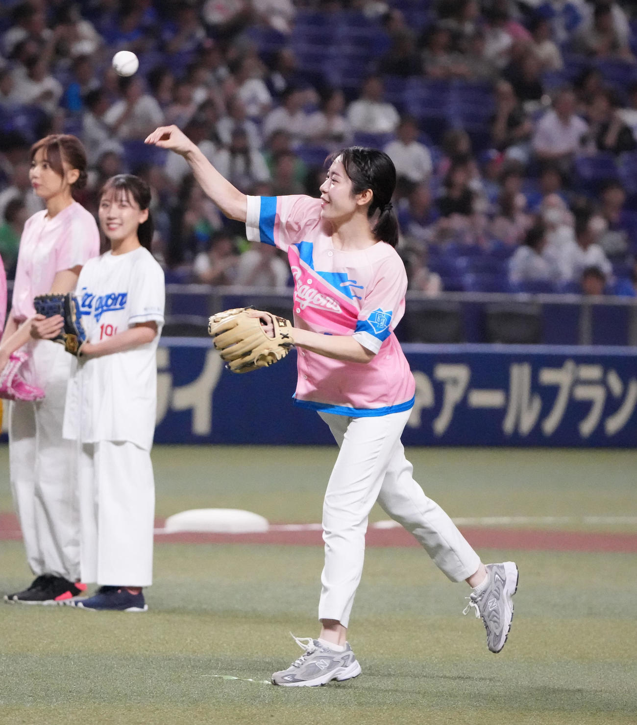 中日対ヤクルト　試合前、スピードボールコンテストに出場し投球するCBCテレビ・加藤愛アナウンサー（撮影・森本幸一）