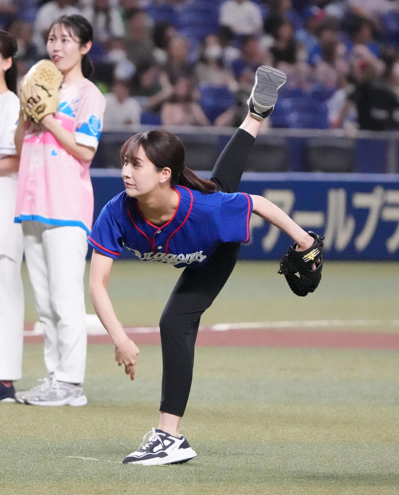 中日対ヤクルト　試合前、スピードボールコンテストに出場し投球するメ～テレ・島津咲苗アナウンサー（撮影・森本幸一）