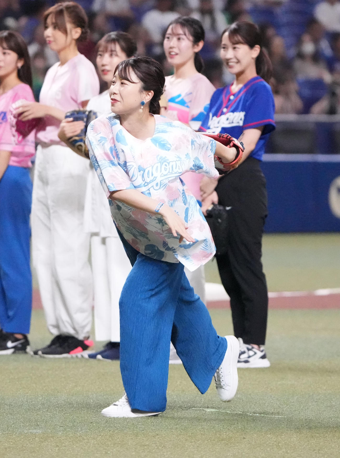 中日対ヤクルト　試合前、スピードボールコンテストに出場し投球するテレビ愛知・長江麻美アナウンサー（撮影・森本幸一）