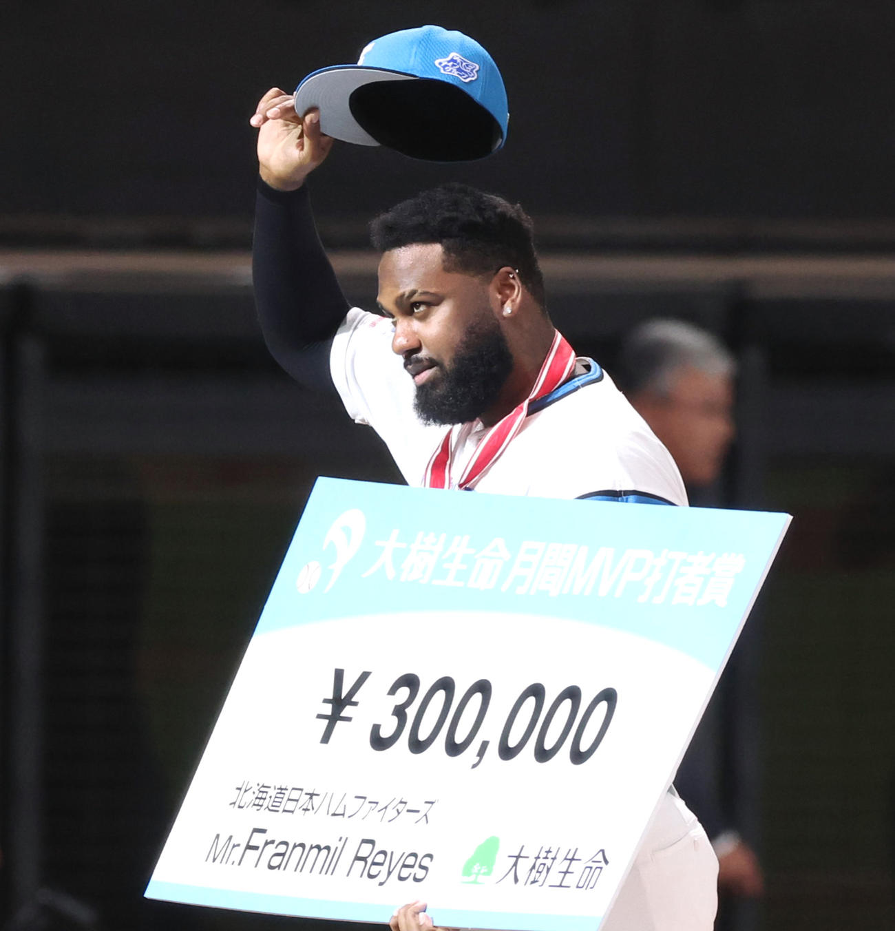 日本ハム対西武　試合前、8月の月間MVPに選出され表彰される日本ハム・レイエス（撮影・佐藤翔太）