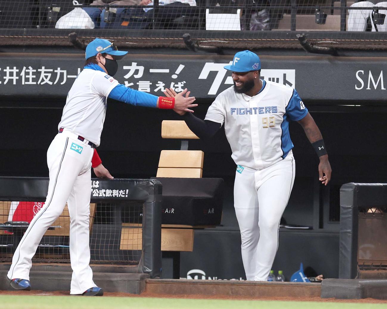 日本ハム対西武　月間MVP賞を獲得したレイエスは授賞式で新庄監督とタッチする（撮影・黒川智章）