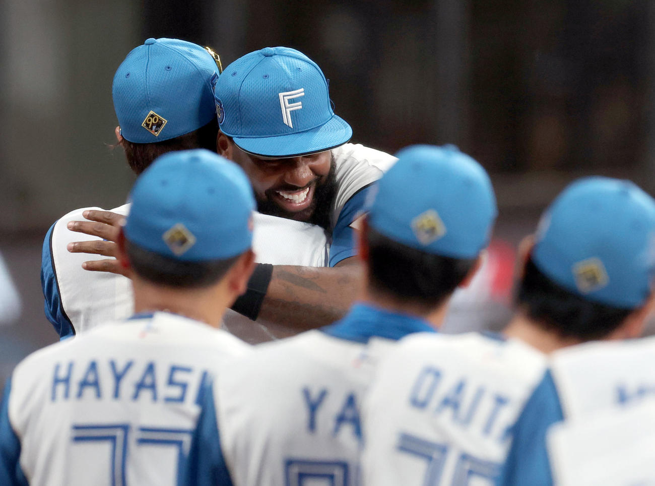 日本ハム対西武　試合前、8月の月間MVPを受賞し日本ハム新庄監督（左後方）と抱き合って喜ぶレイエス（撮影・佐藤翔太）