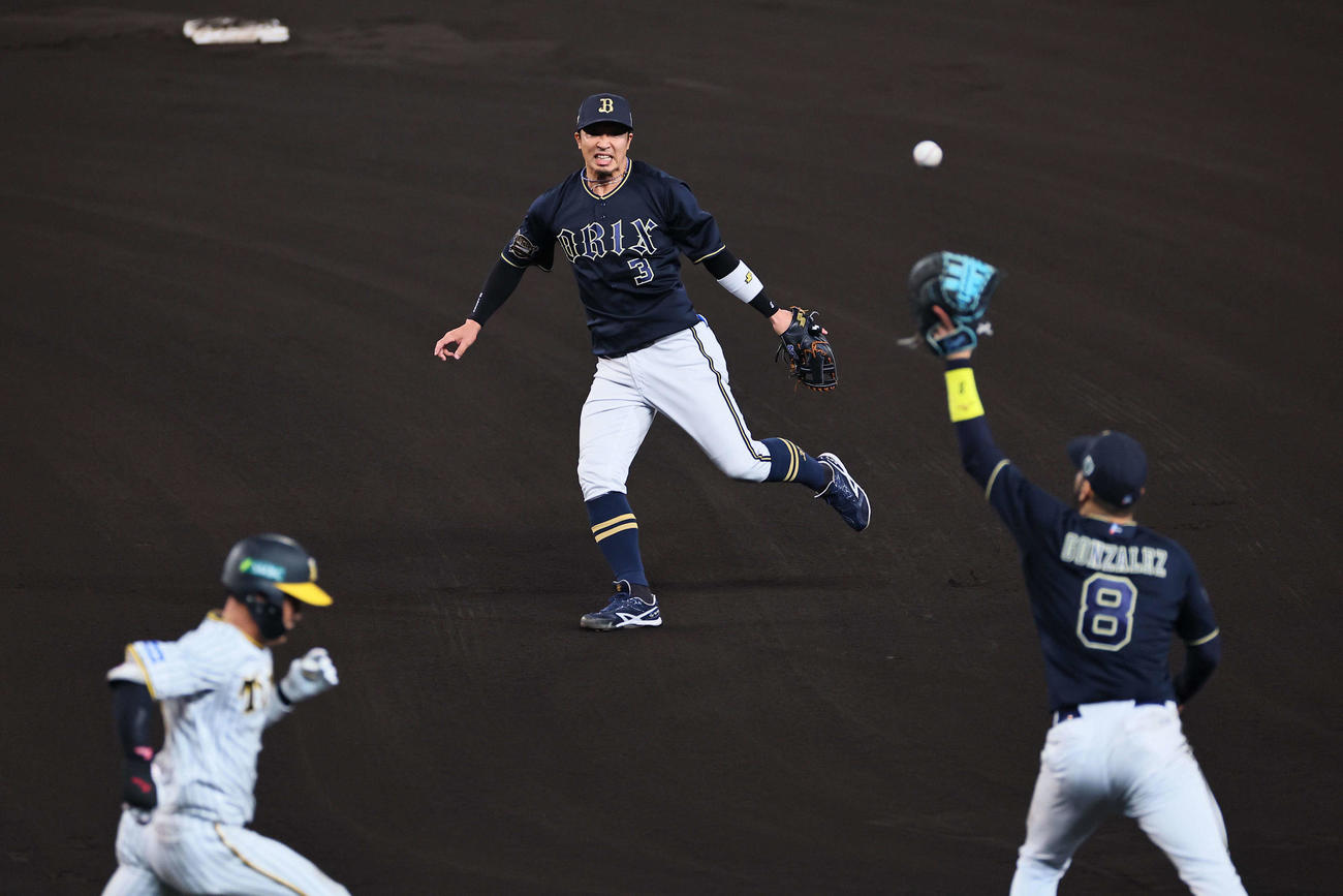 昨年の日本シリーズ第5戦、8回裏阪神無死、木浪の打球を一塁へ悪送球する安達
