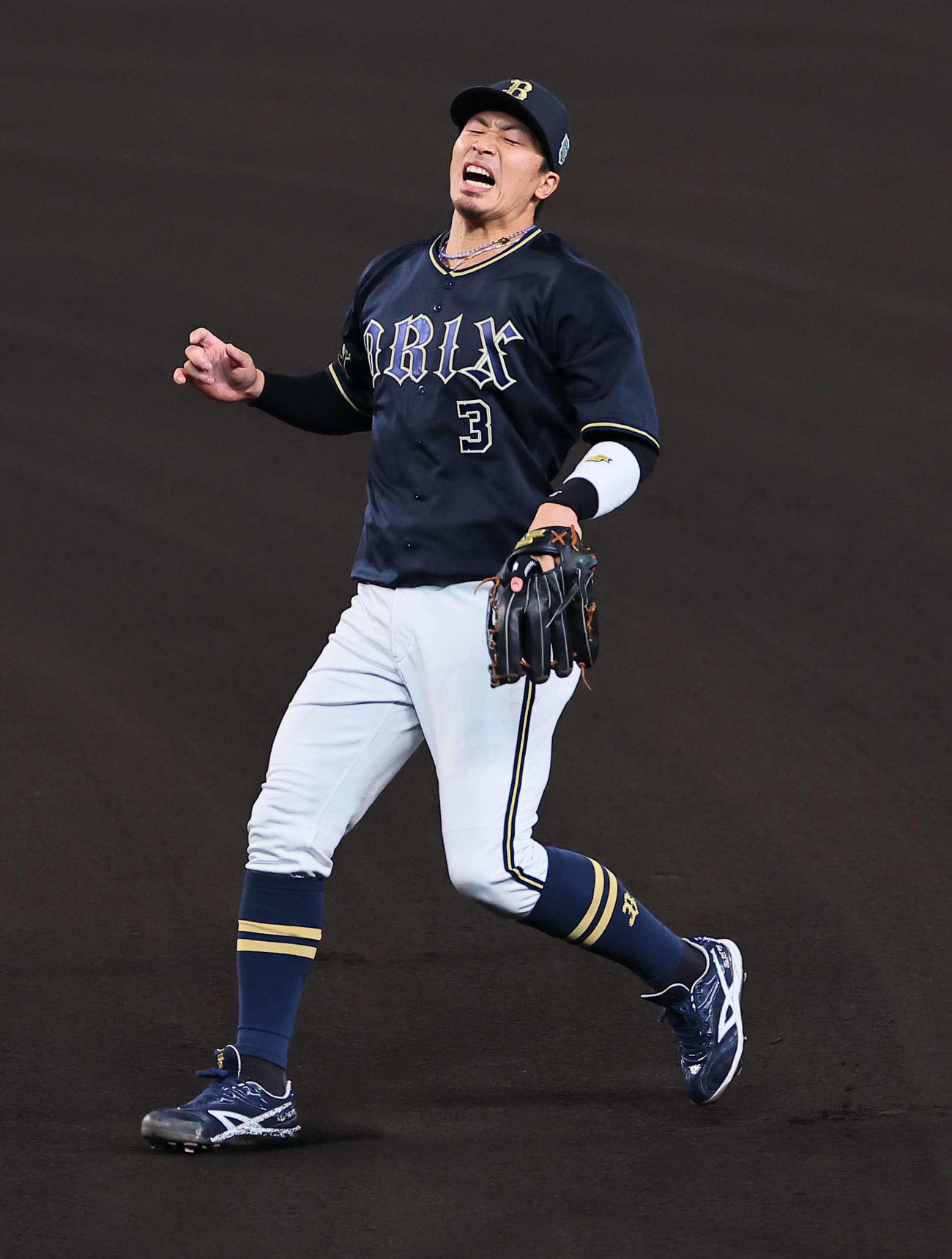 昨年の日本シリーズ第5戦、8回裏阪神無死、木浪の打球を一塁へ悪送球し天を仰ぐ安達