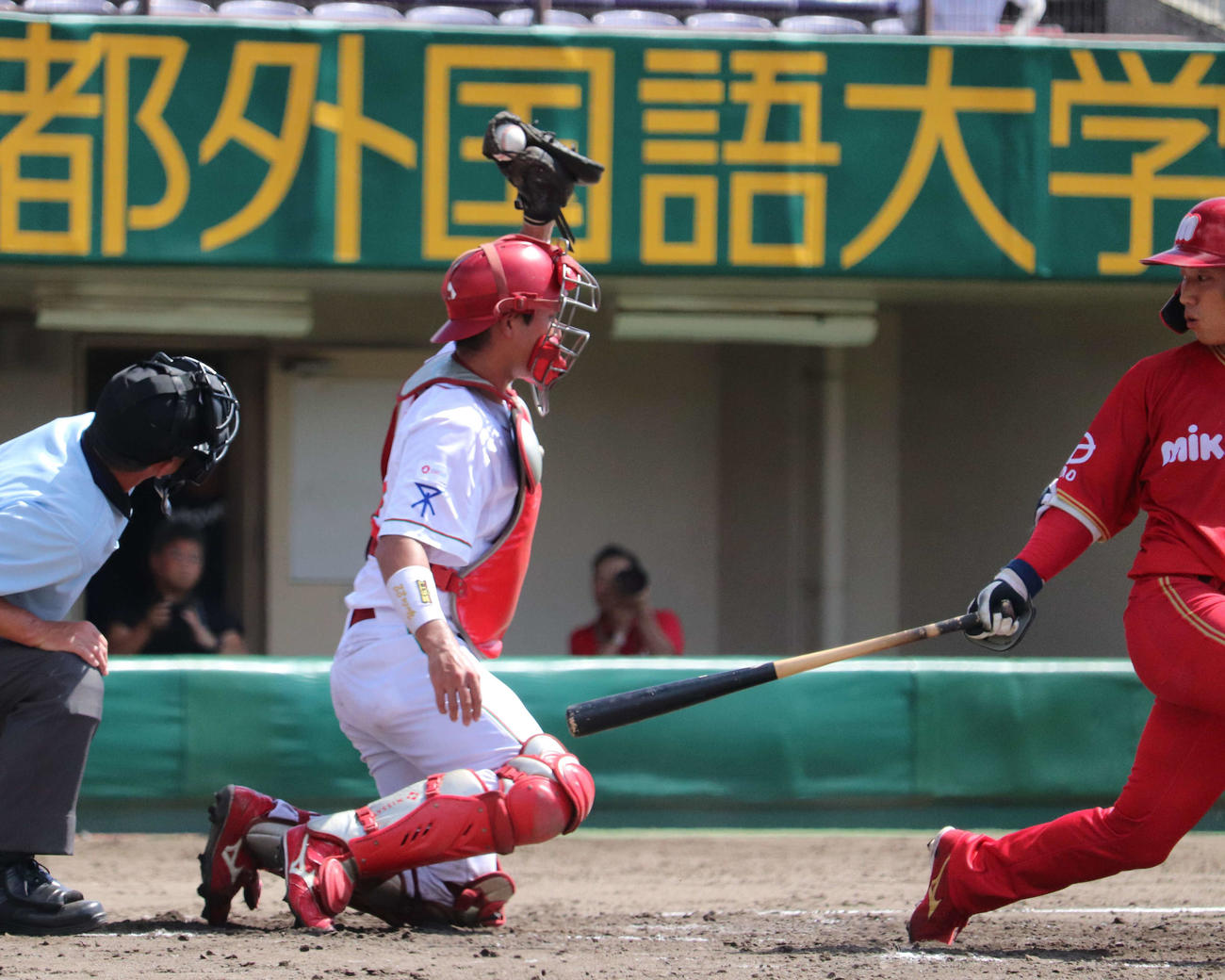 ミキハウスとの3回戦　2回1死一、二塁でミキハウス伊藤を空振り三振に打ち取り、ミットにボールが収まっていることをアピールするプロ注目の日本生命・石伊（写真中央）（撮影・中島麗）