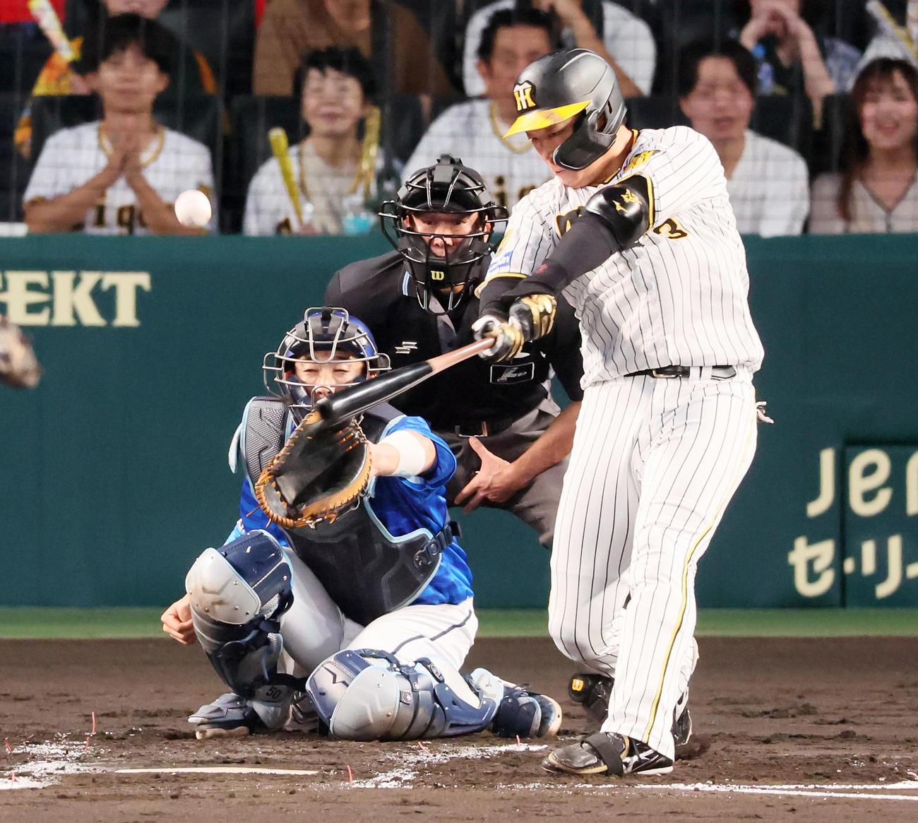 阪神対DeNA 1回裏阪神2死二塁、大山は右適時打を放つ（撮影・加藤哉）